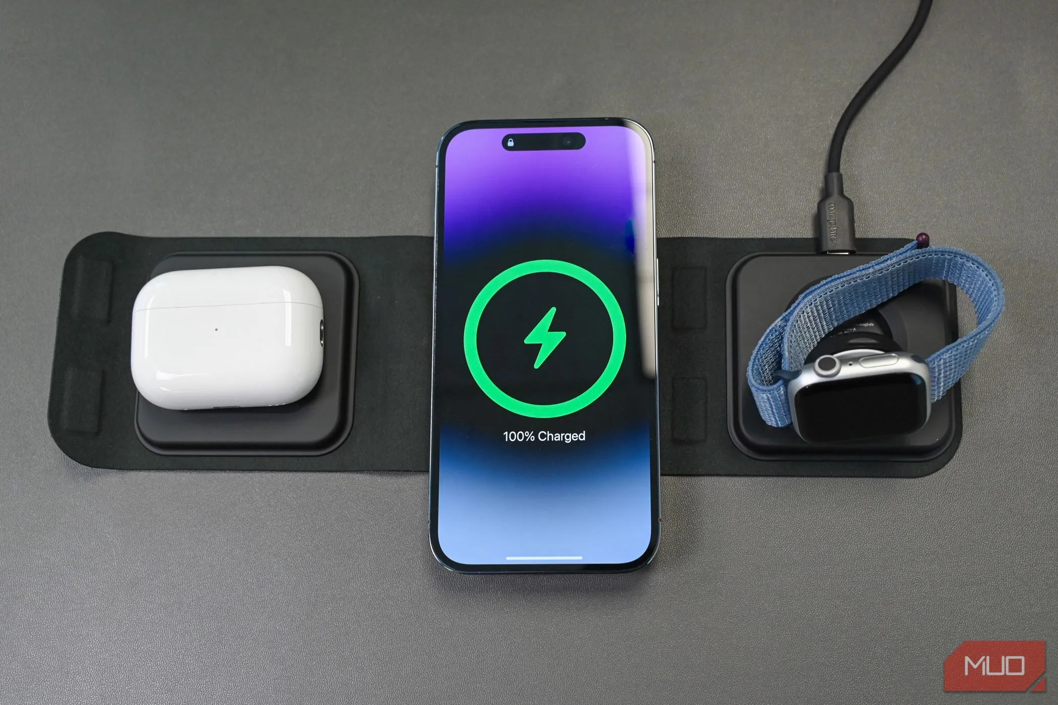 Bộ sạc du lịch Mophie 3 trong 1 tiện lợi, thể hiện khả năng sạc nhiều thiết bị cùng lúc và tính năng sạc tối ưu.