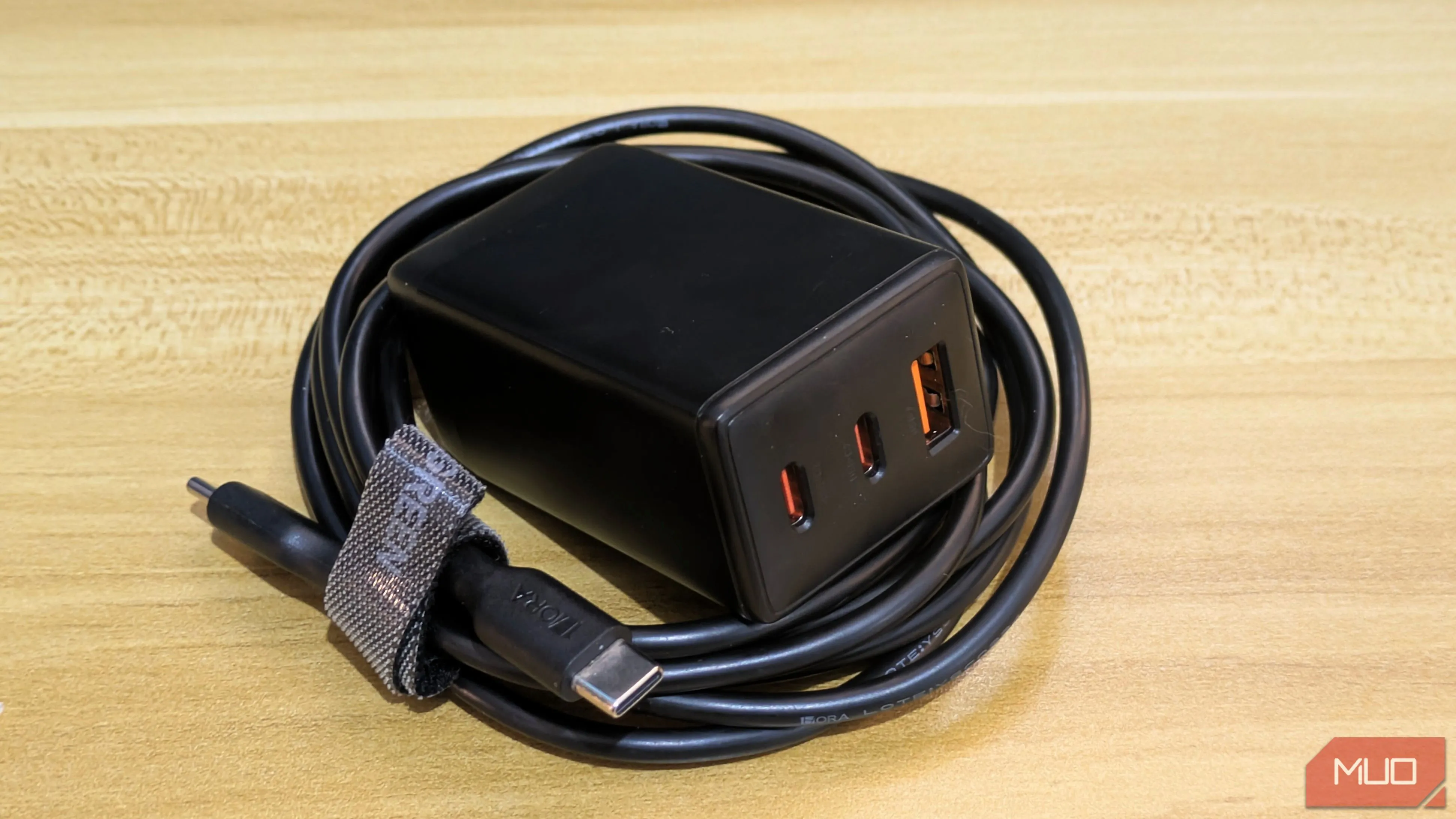 Bộ sạc GaN đa cổng kết nối với cáp USB, minh họa khả năng sạc nhiều thiết bị cùng lúc với hiệu suất cao và kích thước nhỏ gọn