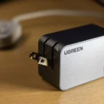 Bộ sạc tường Ugreen Nexode Pro 100W USB-C màu đen với phích cắm gập, đại diện cho giải pháp sạc đa năng công suất cao.