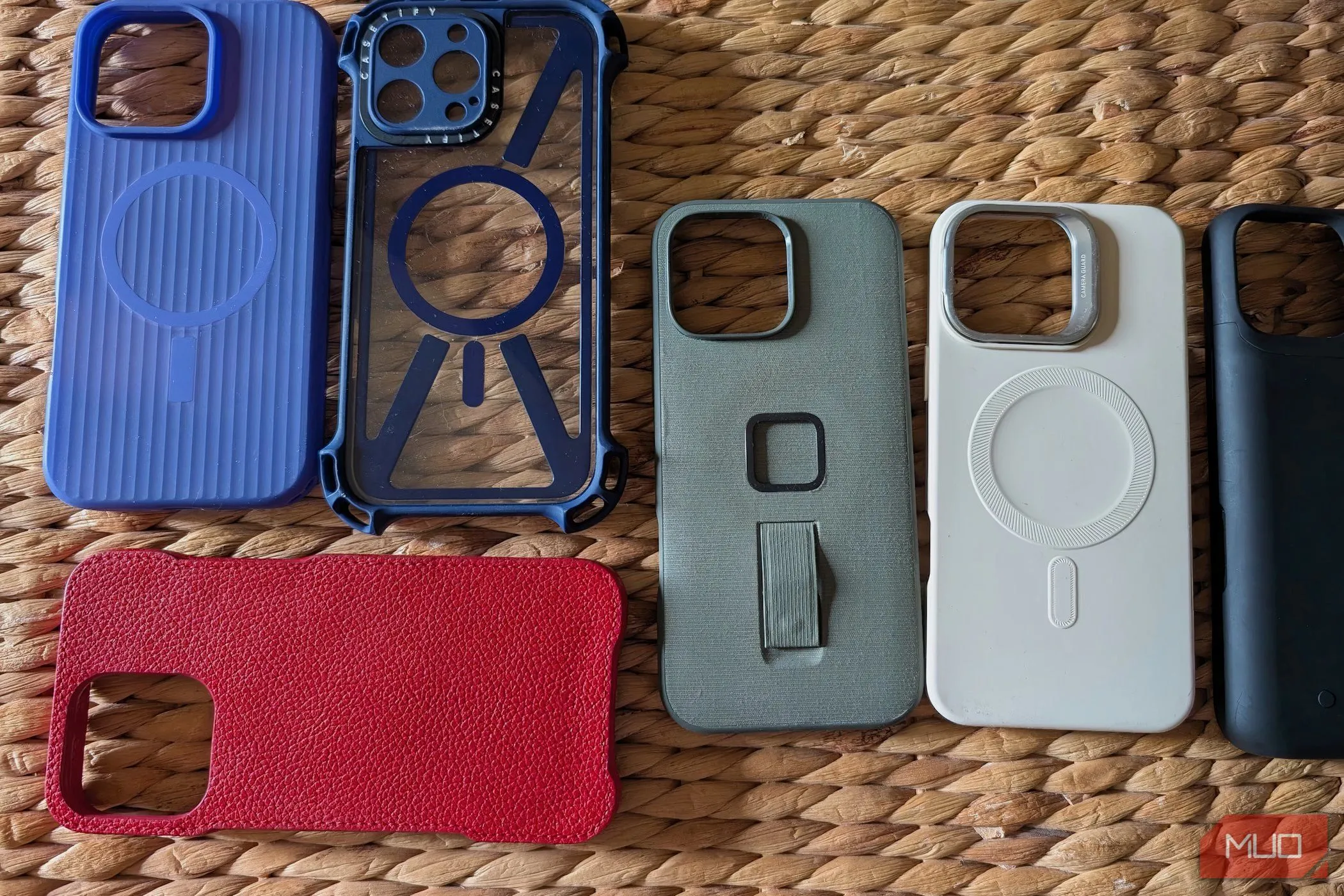 Bộ sưu tập các loại ốp lưng điện thoại iPhone đặt cạnh nhau