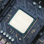Bộ xử lý AMD Ryzen tám nhân được lắp vào socket mainboard