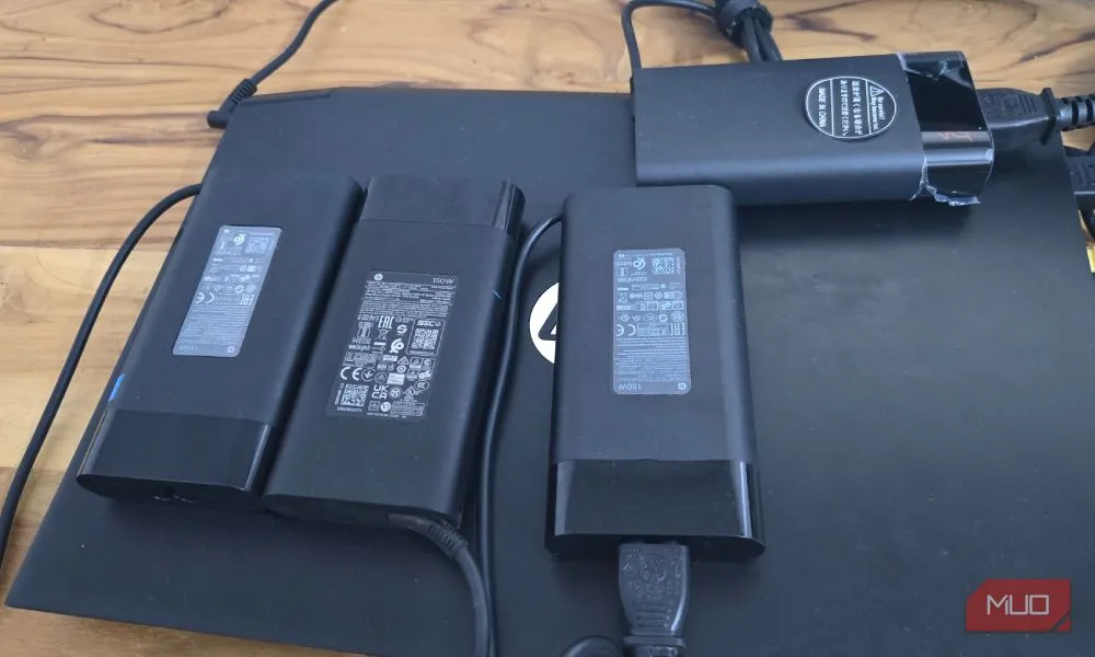 Bốn bộ sạc HP 150W đặt trên laptop HP, minh họa chi phí và sự bất tiện khi phải thay thế sạc nhiều lần.