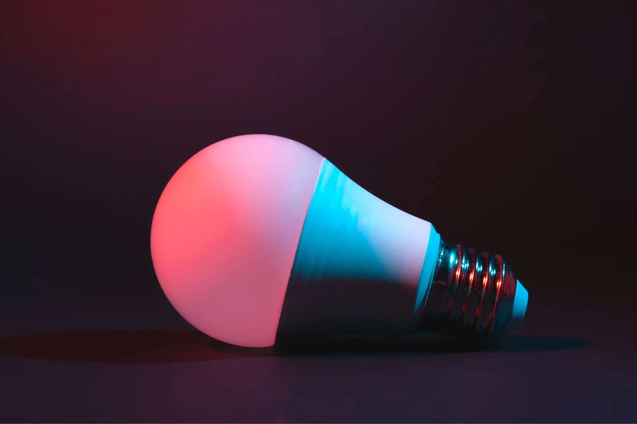 Bóng đèn LED thông minh kết nối Wi-Fi, biểu tượng cho thiết bị IoT tiềm ẩn rủi ro bảo mật