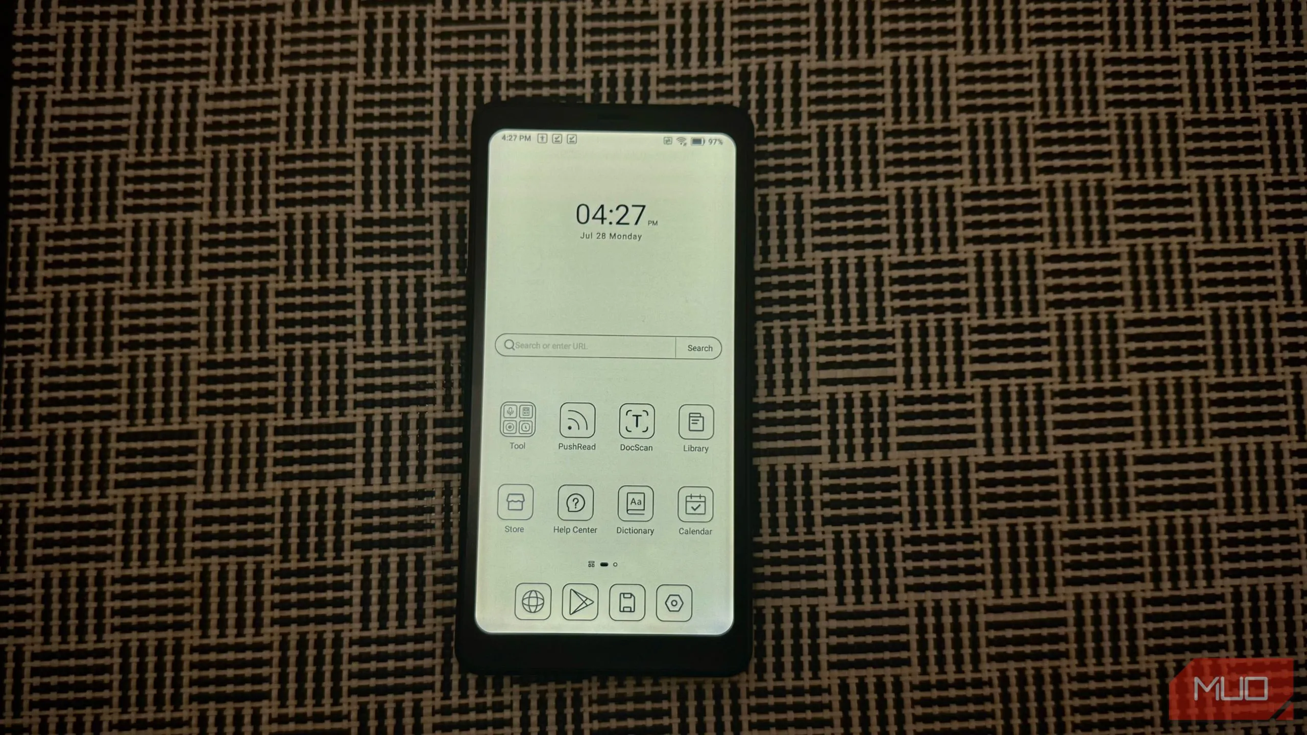 Boox Palma 2 đặt trên bàn, màn hình chính đơn giản không gây xao nhãng