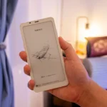 Boox Palma 2 trên tay người dùng, thể hiện kích thước nhỏ gọn của thiết bị e-ink