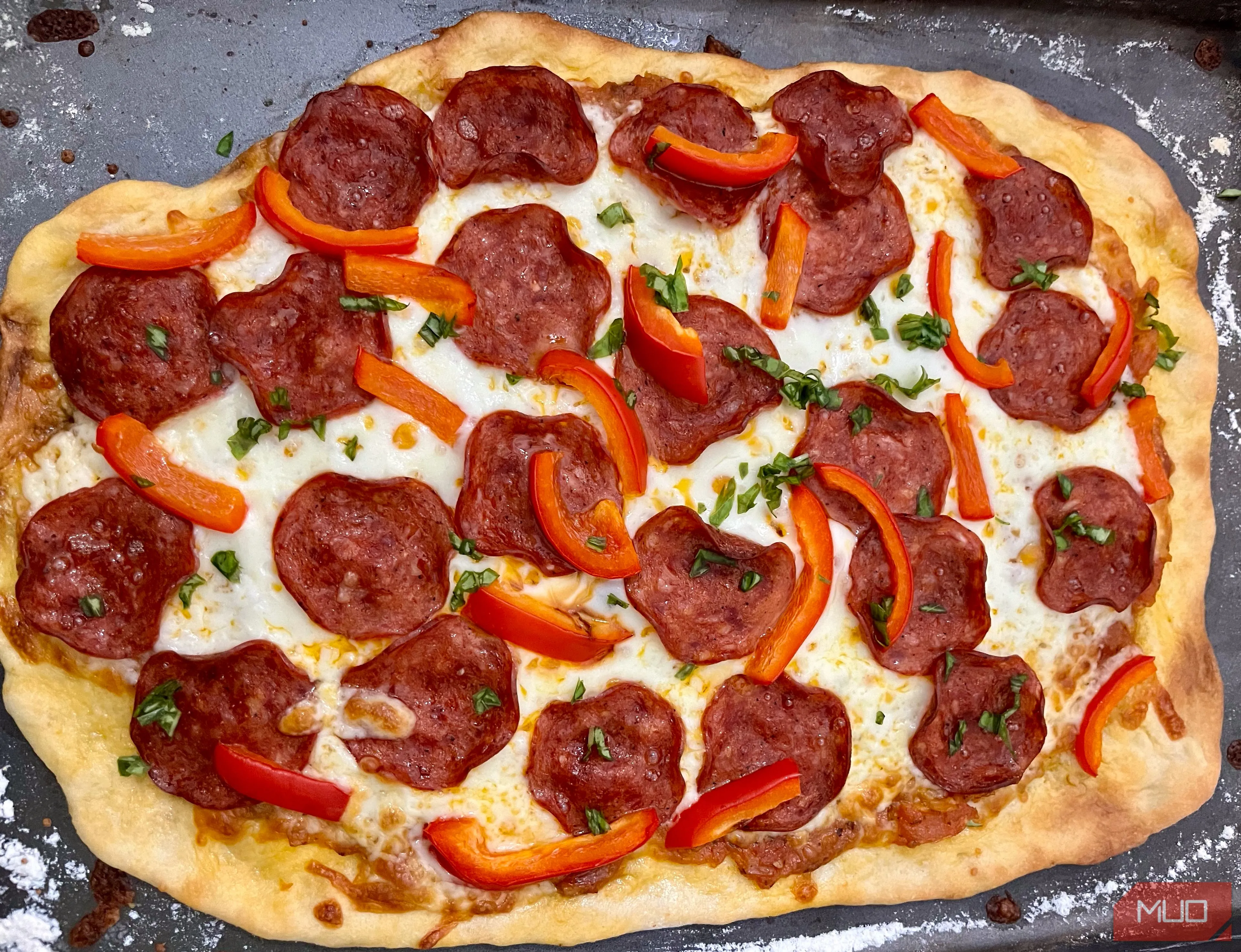 Bức ảnh cận cảnh chiếc pizza pepperoni với bố cục quy tắc một phần ba