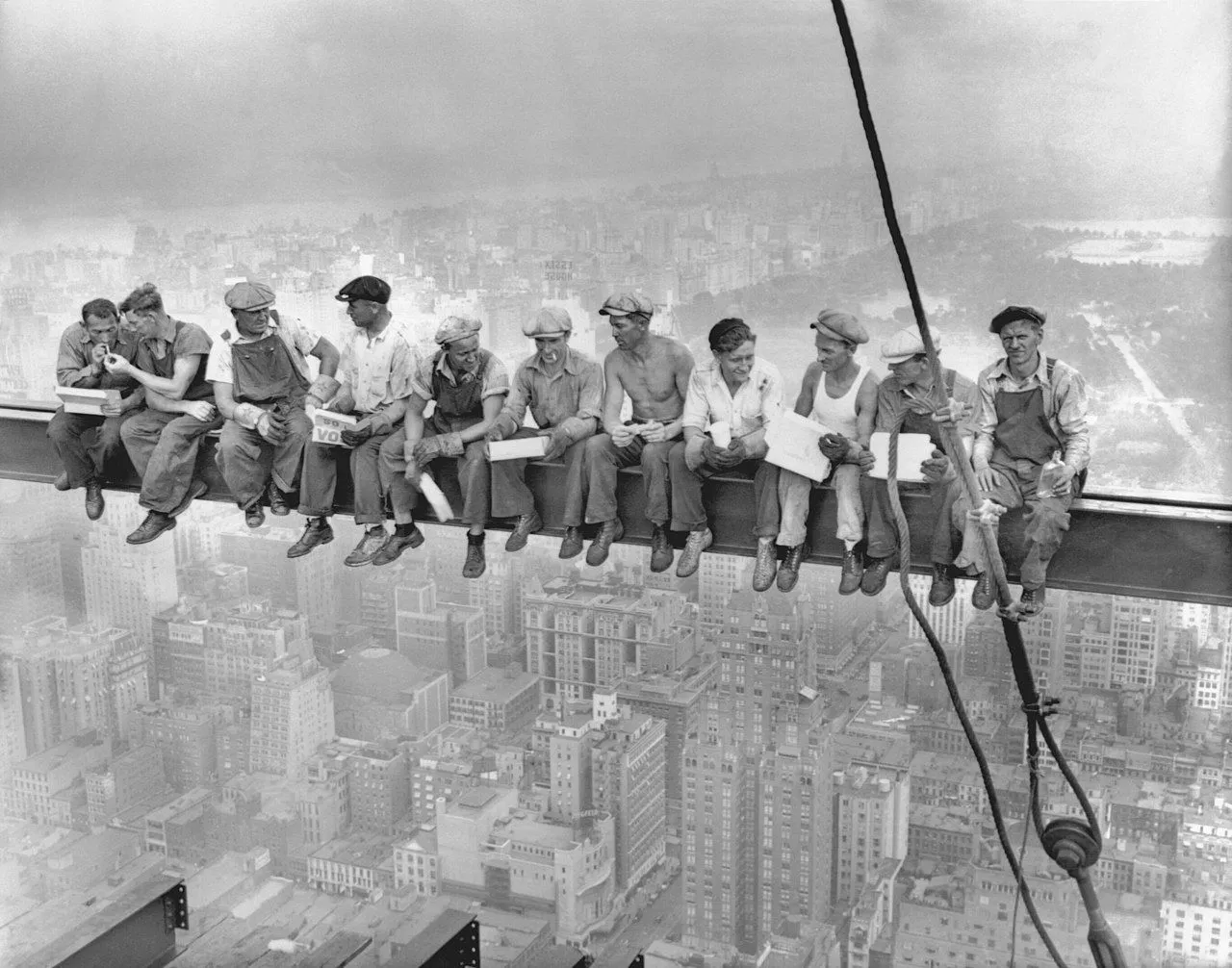 Bức ảnh đen trắng biểu tượng &quot;Lunch atop a Skyscraper&quot; chụp những công nhân đang ăn trưa trên dầm thép