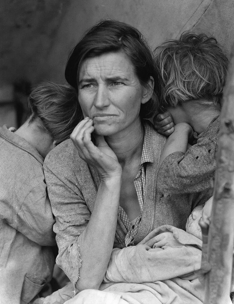 Bức ảnh lịch sử "Migrant Mother" của Dorothea Lange chụp một người mẹ ôm các con trong thời kỳ Đại Suy Thoái.