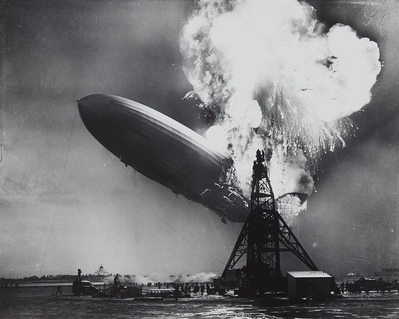 Bức ảnh nổi tiếng ghi lại khoảnh khắc khinh khí cầu Hindenburg gặp nạn bốc cháy.