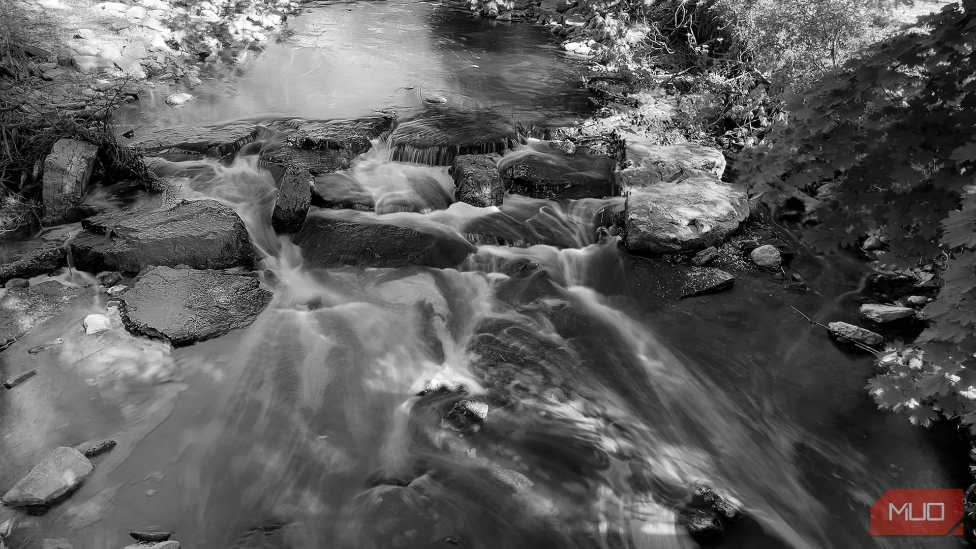 Bức ảnh phơi sáng đen trắng của dòng suối sau khi chỉnh sửa bằng Lightroom