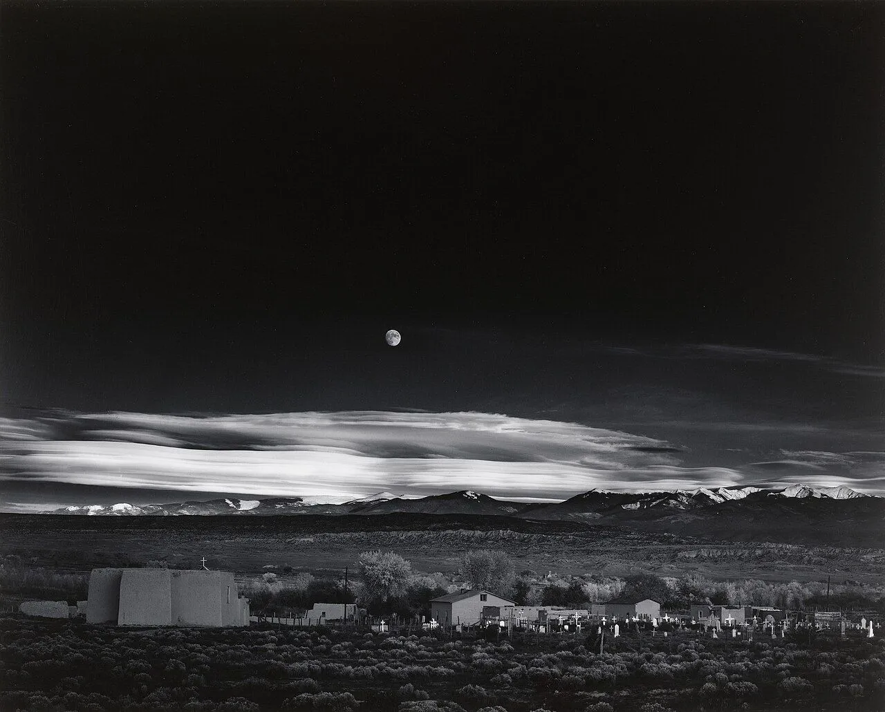 Bức ảnh phong cảnh nổi tiếng của Ansel Adams, mô tả mặt trăng trên một thị trấn sa mạc tối tăm.