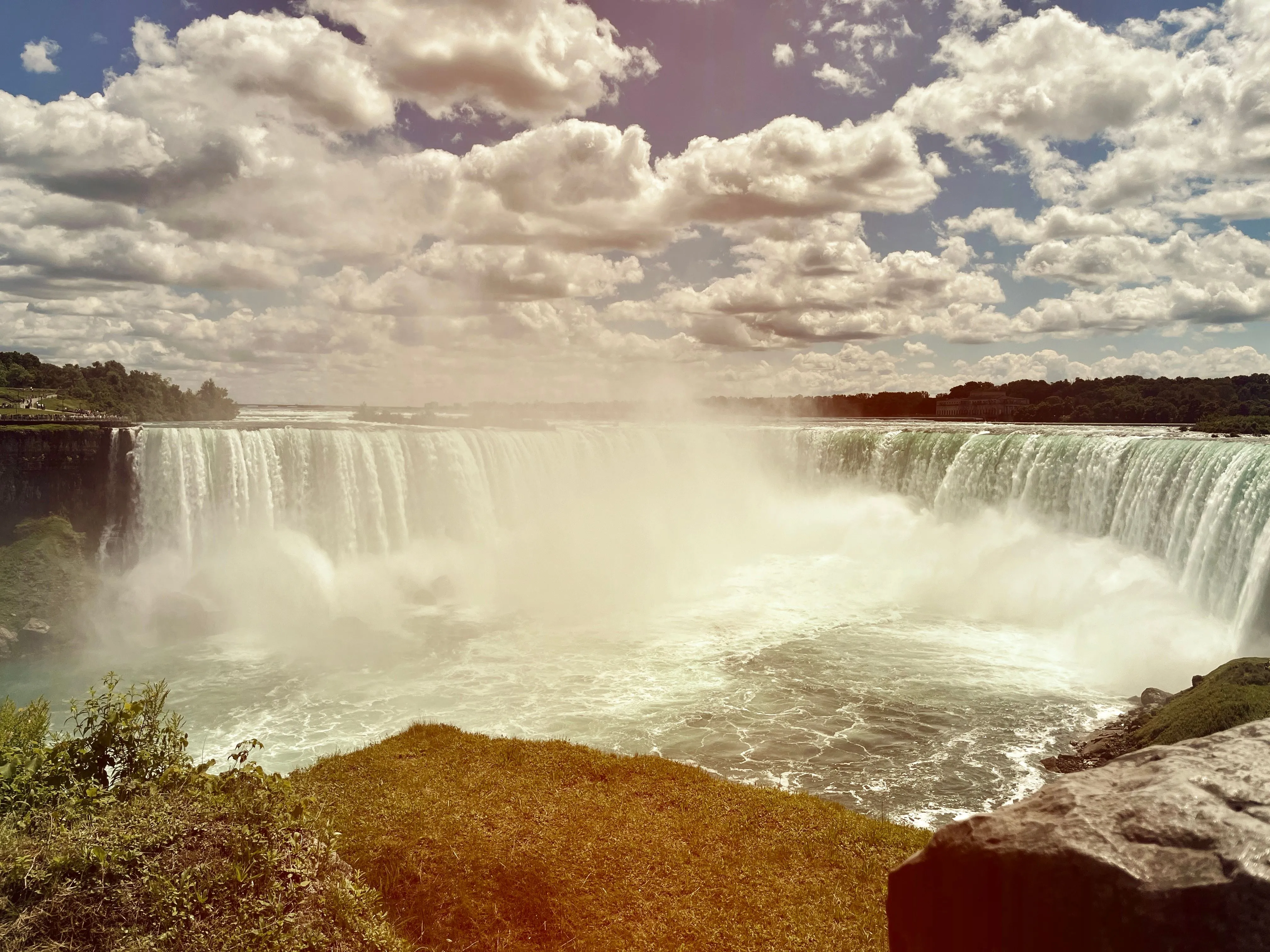 Bức ảnh Thác Niagara được chỉnh sửa sáng tạo bằng Photoleap, thể hiện khả năng biến hóa không gian ảnh.
