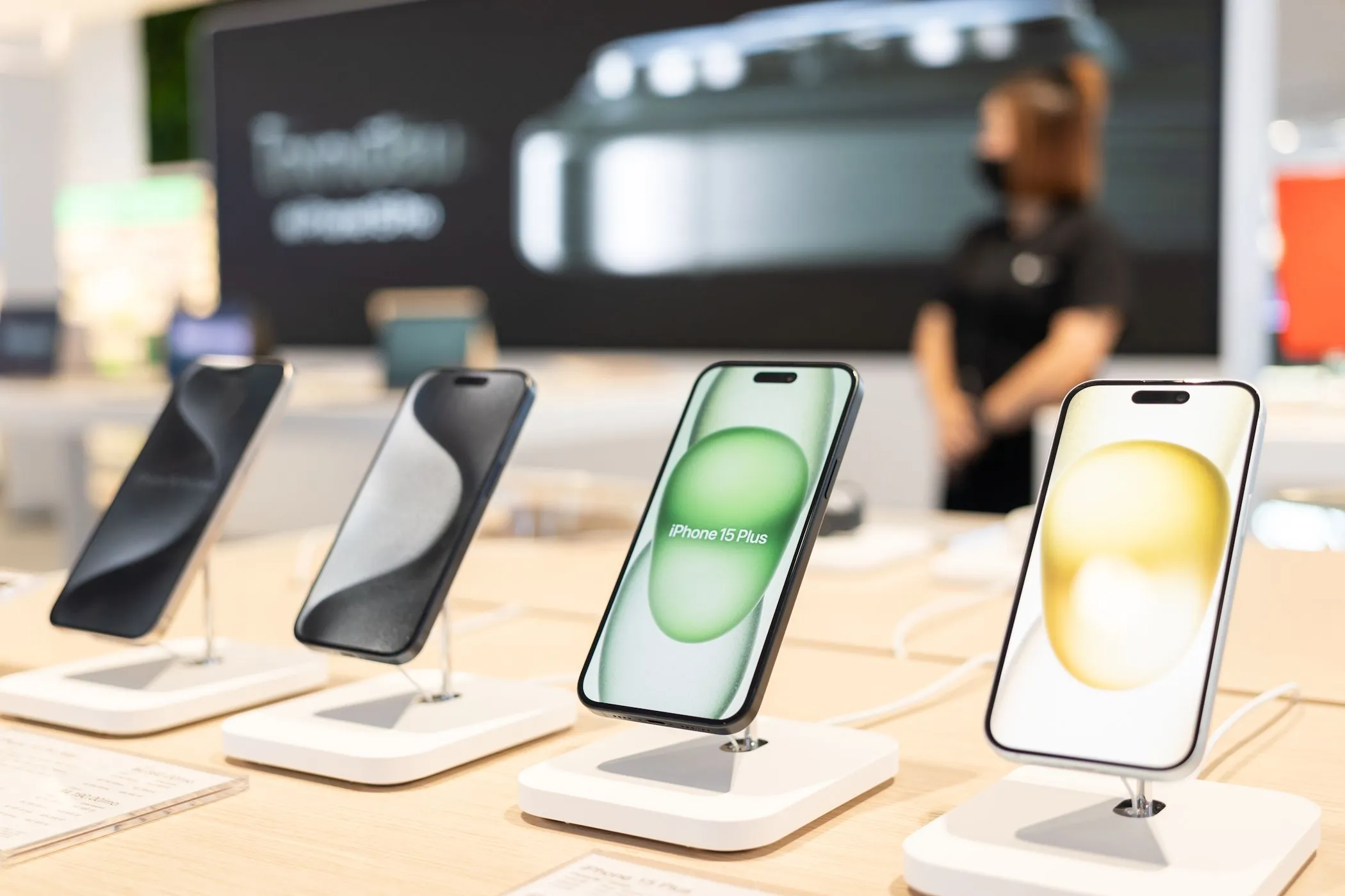 Các mẫu iPhone 15 mới đang trưng bày tại cửa hàng Apple, minh họa vòng đời sản phẩm và tác động môi trường