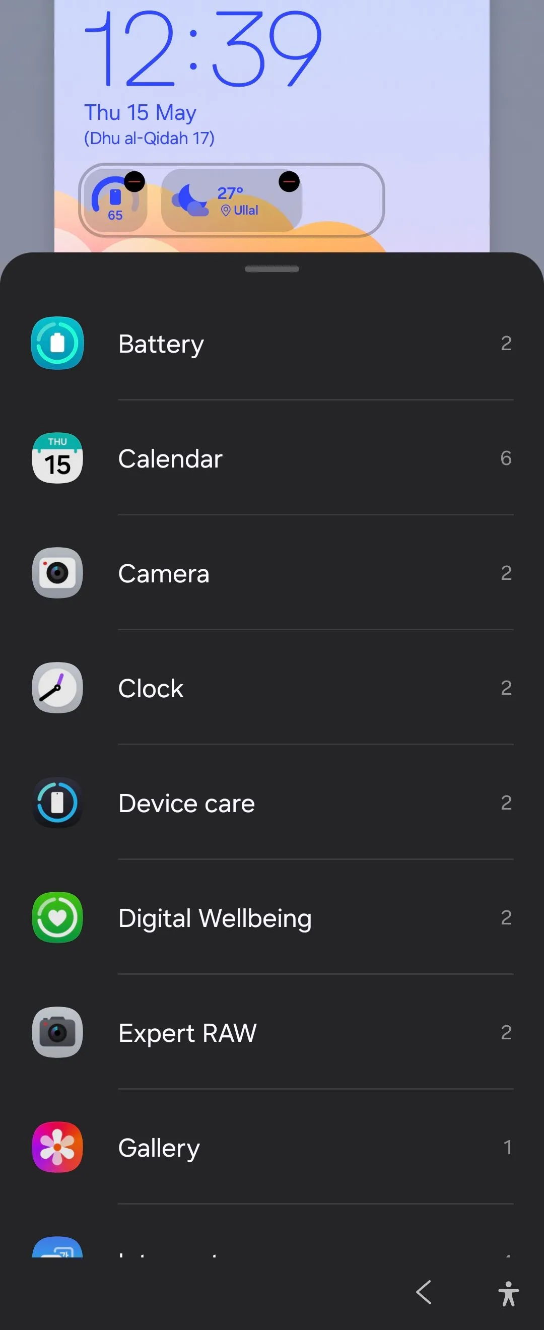 Các mini widget mới hiển thị trên màn hình khóa Samsung Galaxy Z Flip 6 sau cập nhật One UI 7