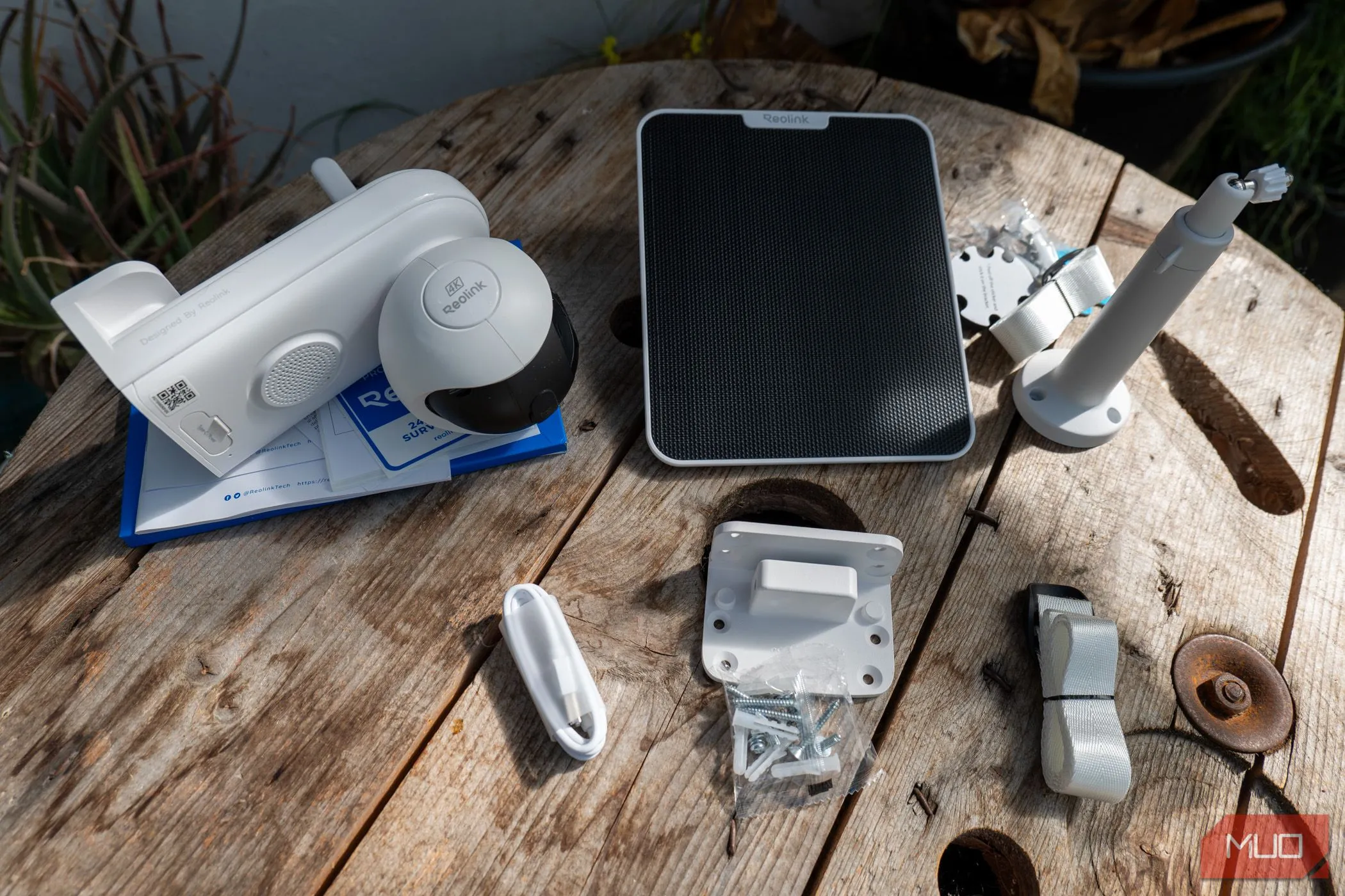 Các phụ kiện đi kèm bên trong hộp camera Reolink Altas PT Ultra