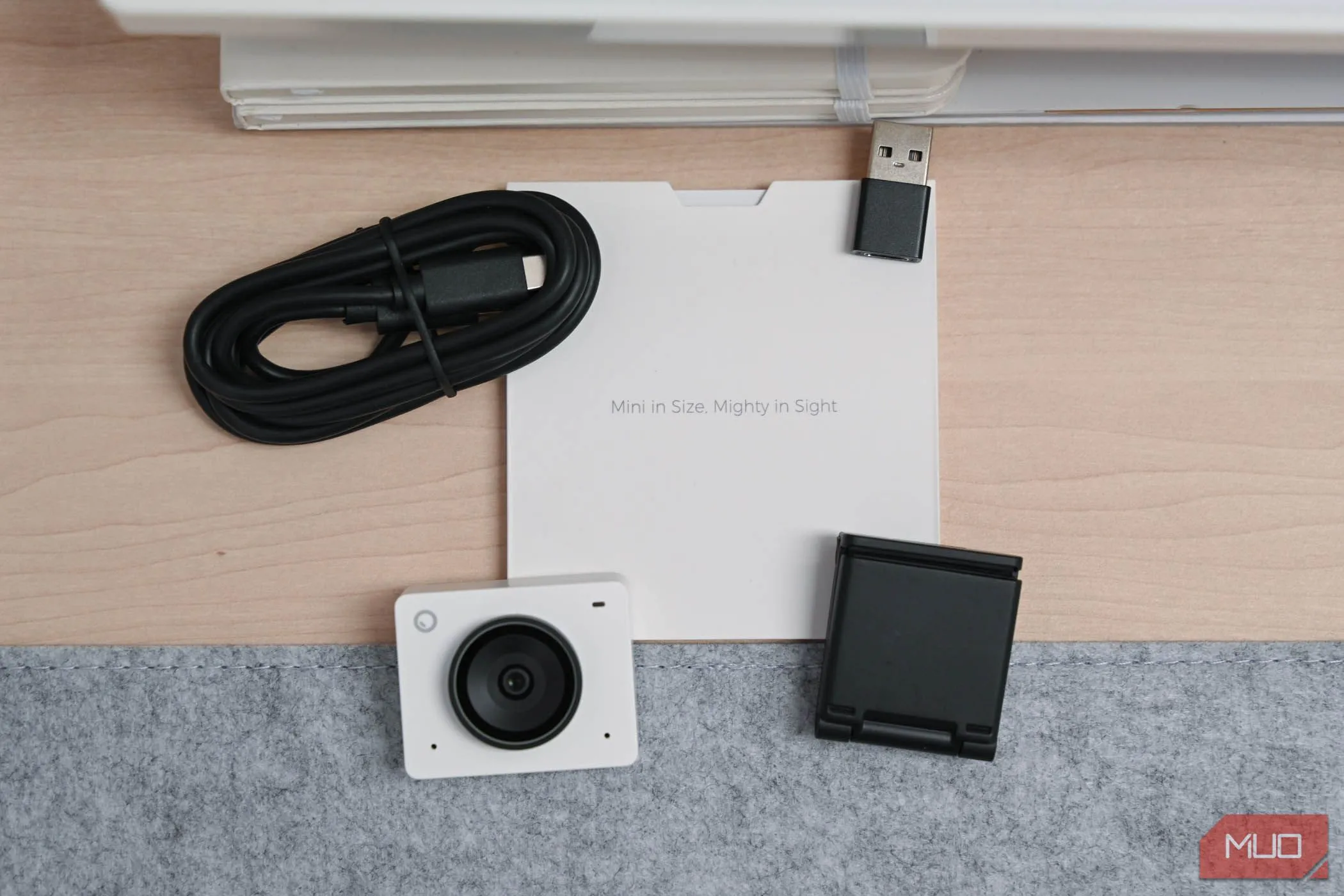 Các phụ kiện đi kèm trong hộp của webcam OBSBOT Meet 2