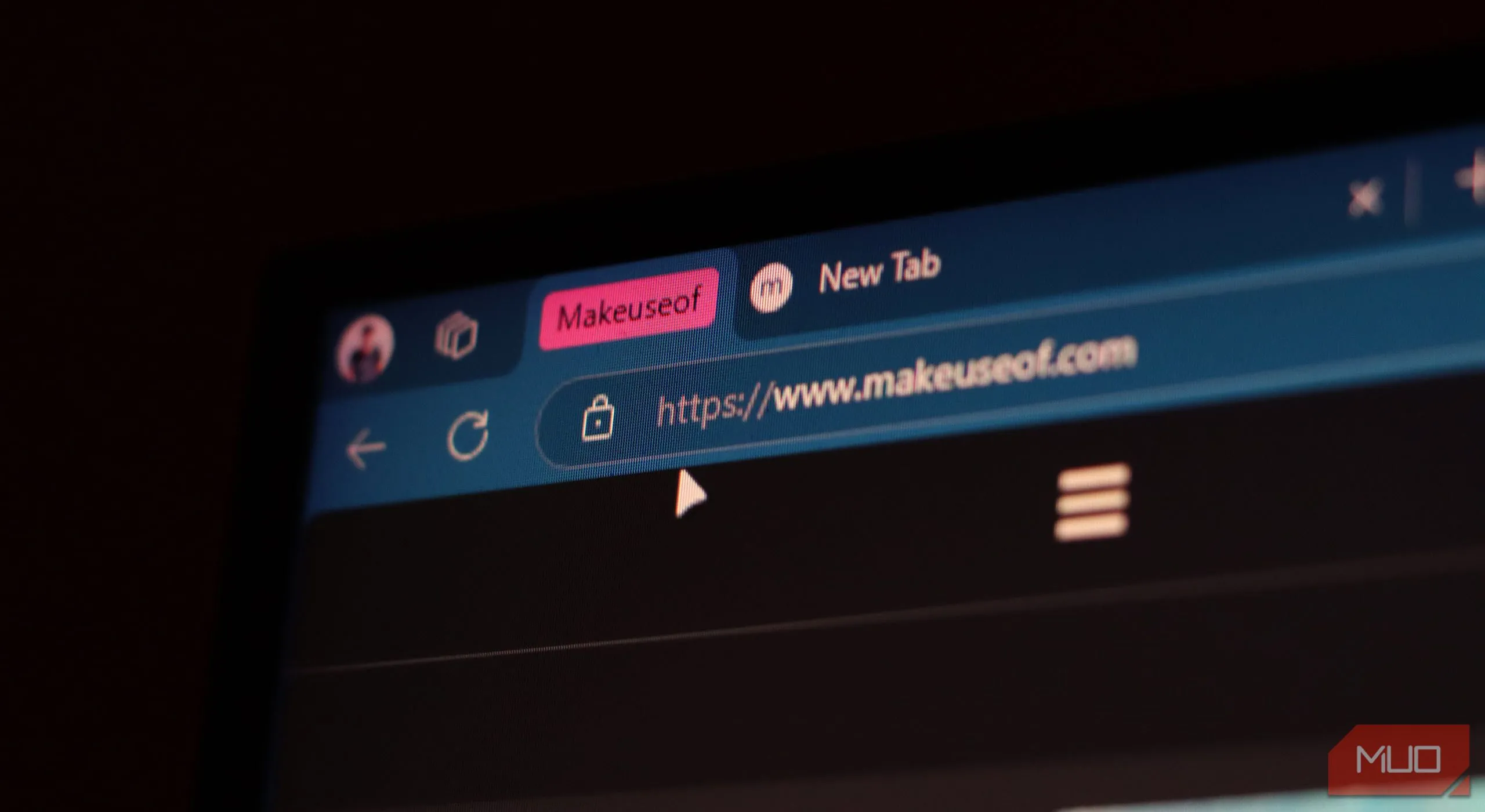 Các tab được nhóm lại theo chiều ngang trong trình duyệt Microsoft Edge, ví dụ về khả năng tổ chức tab hiệu quả