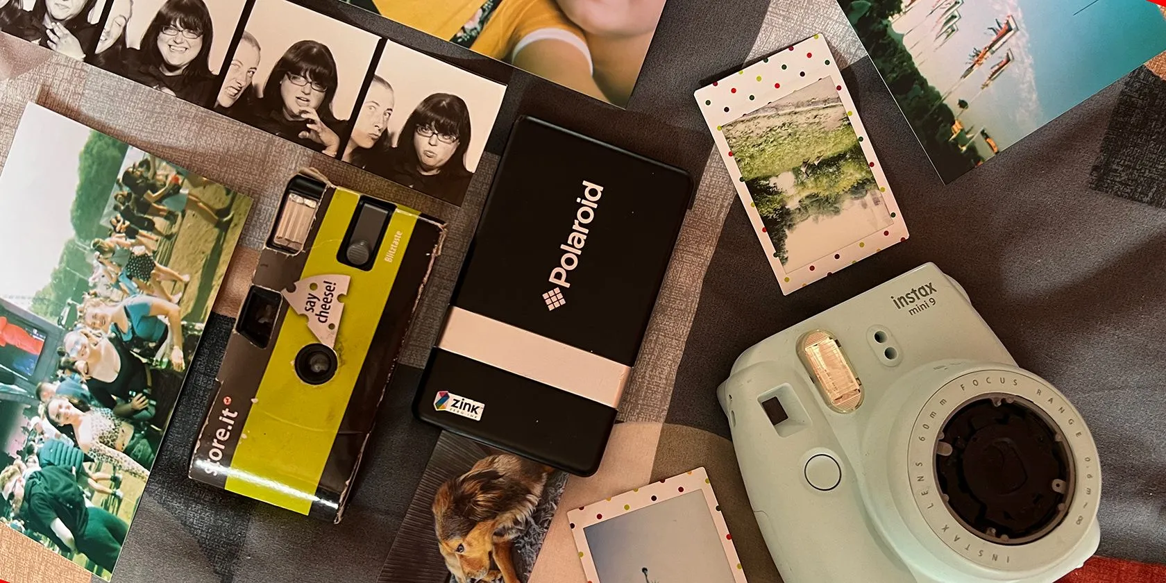 Các thiết bị chụp và in ảnh kiểu cũ: Máy in Polaroid PoGo, máy ảnh Instax và máy ảnh film dùng một lần, cùng các bức ảnh đã in