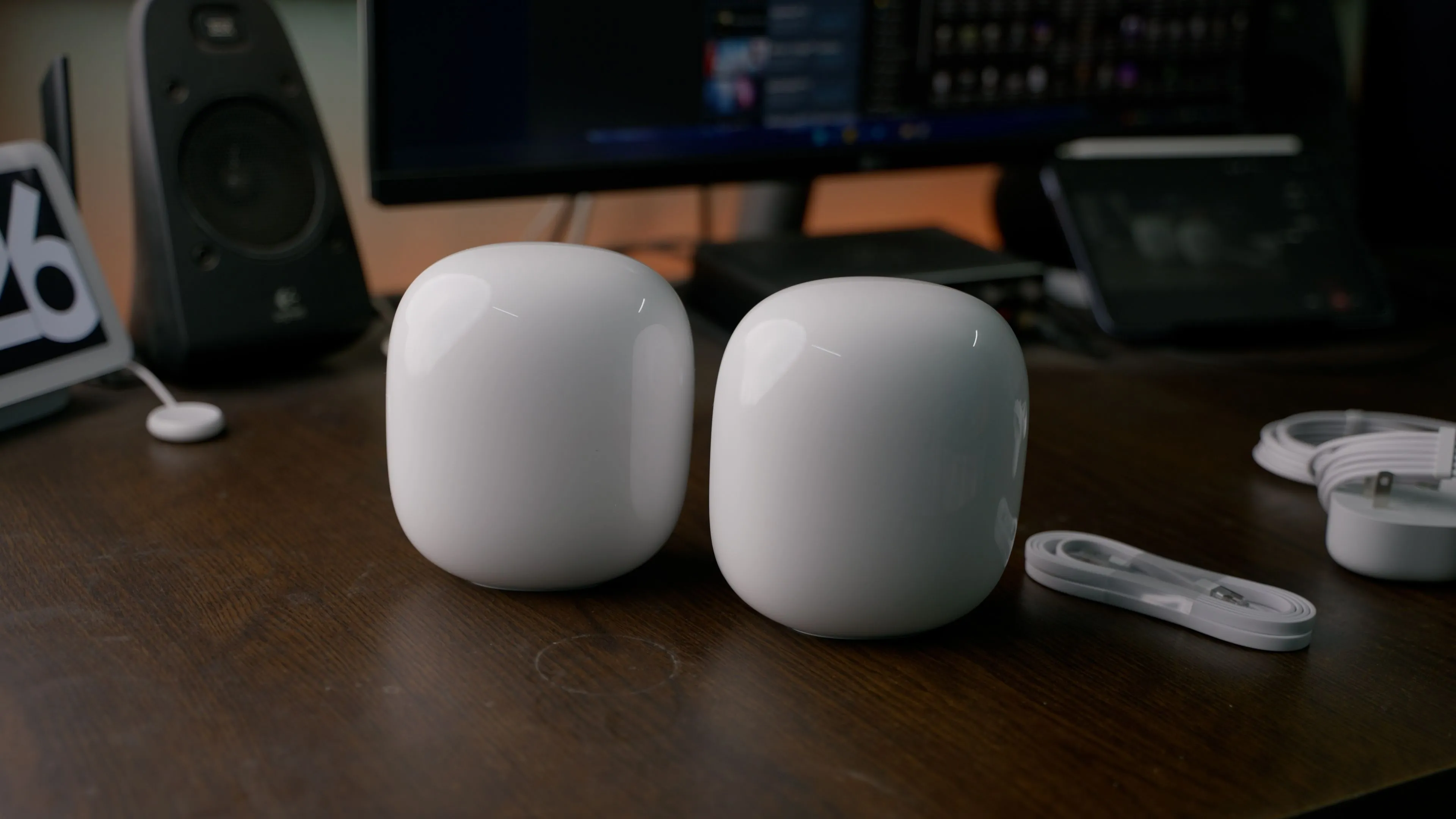 Các thiết bị router Mesh Wi-Fi Google Nest Pro với thiết kế hiện đại, tinh tế, hòa hợp với không gian nội thất của căn nhà.