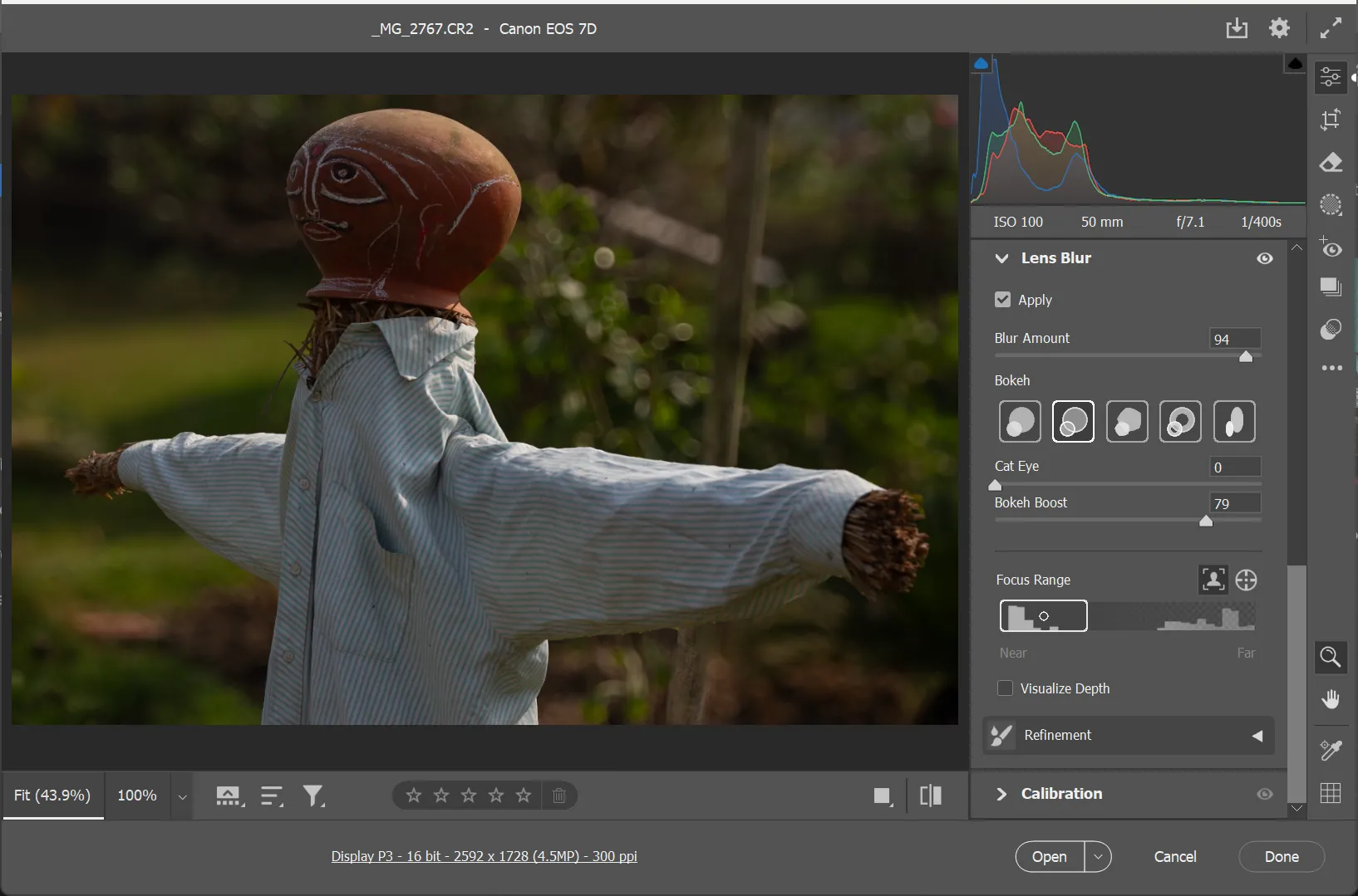 Các tùy chọn và thanh trượt điều chỉnh Lens Blur trong Photoshop Camera Raw, bao gồm Blur Amount và Focal Range.