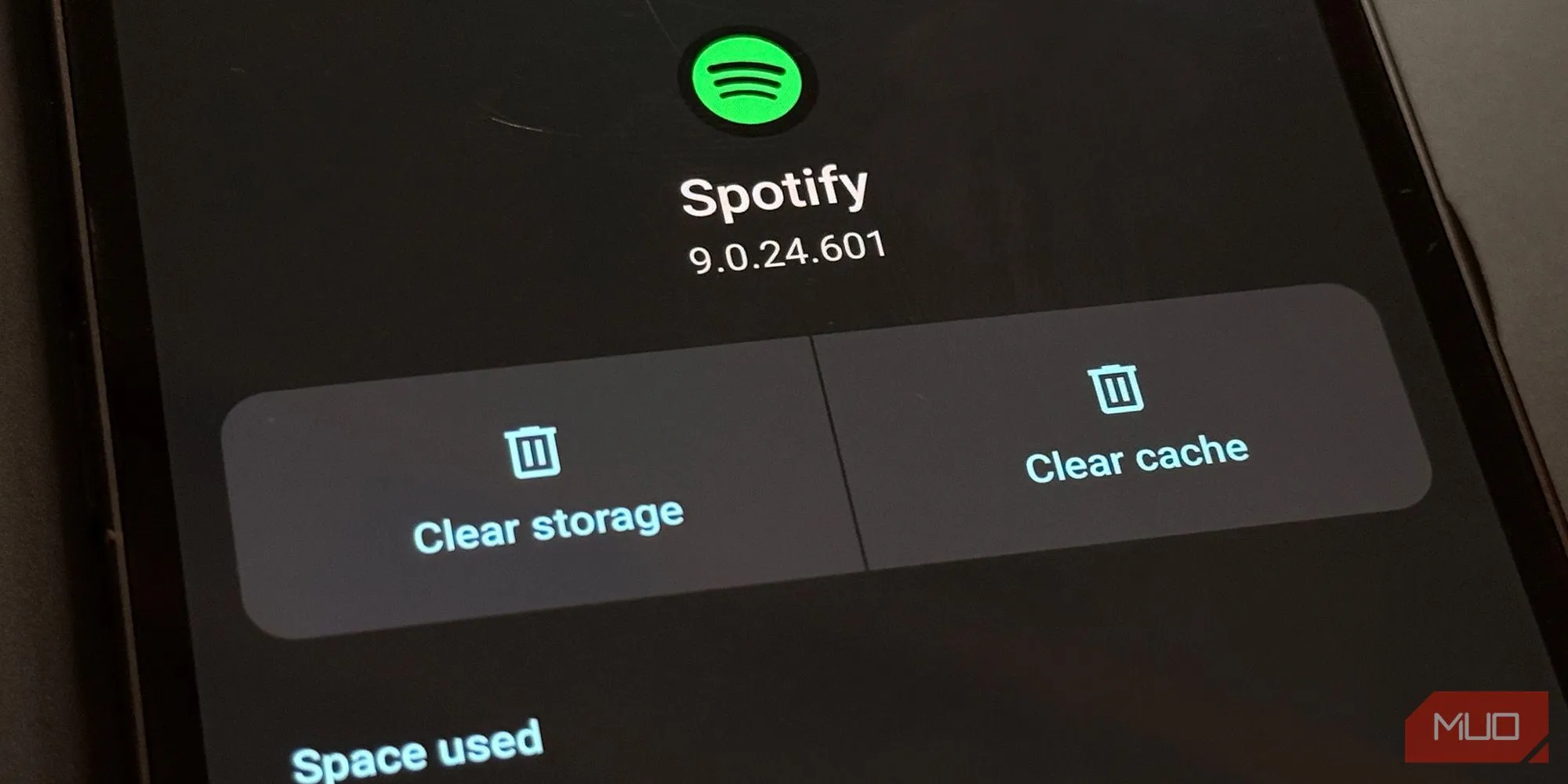 Các tùy chọn &quot;Xóa bộ nhớ đệm&quot; (Clear cache) và &quot;Xóa dữ liệu&quot; (Clear storage) trong cài đặt ứng dụng trên Android 15