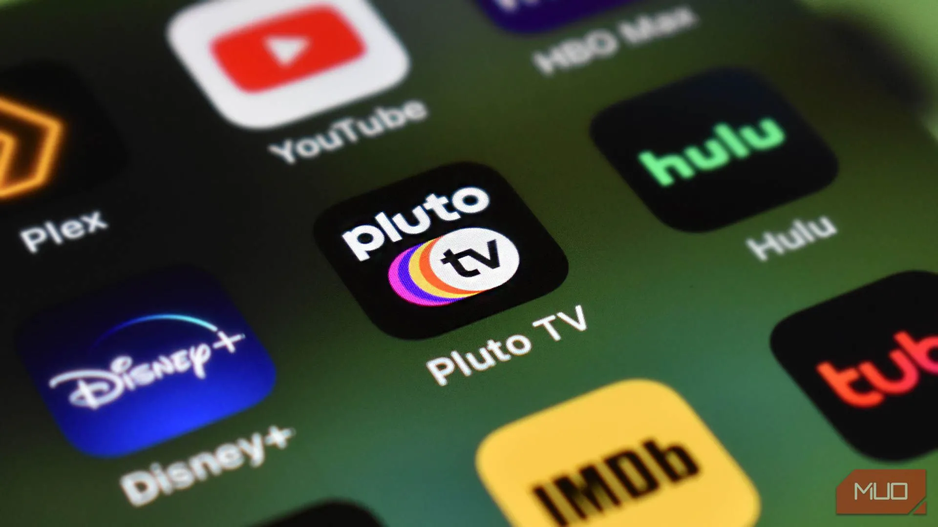 Các ứng dụng dịch vụ streaming trên điện thoại, tập trung vào Pluto TV, minh họa sự đa dạng lựa chọn xem phim trực tuyến