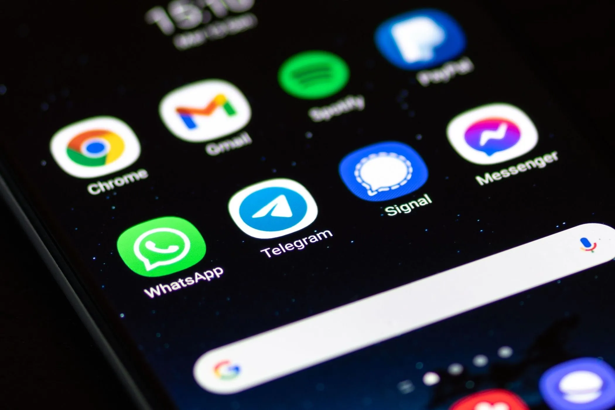 Các ứng dụng nhắn tin trên màn hình smartphone có thể ngừng hoạt động nền khi kích hoạt chế độ tiết kiệm pin.
