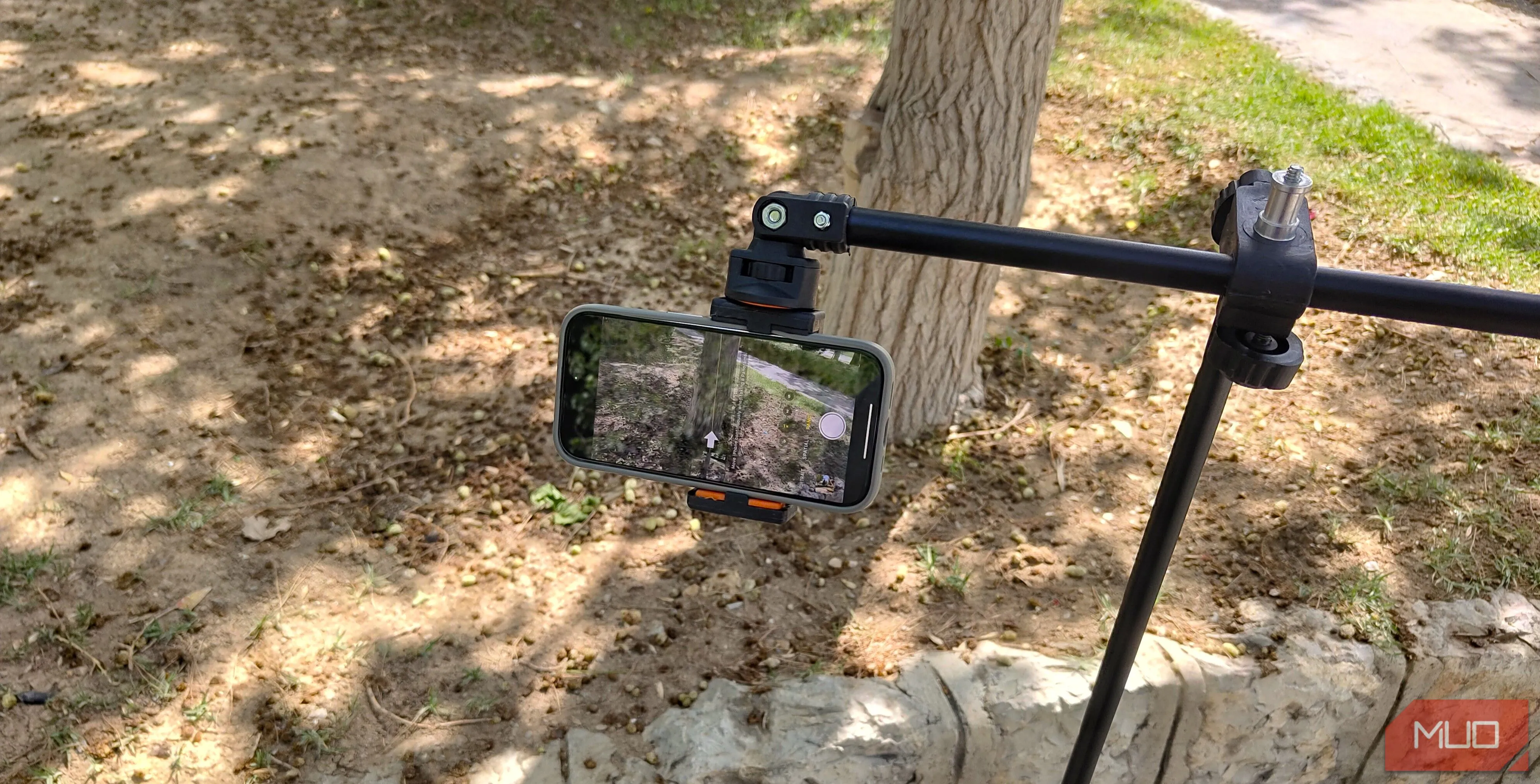 Cách chụp ảnh panorama dọc - Điện thoại được gắn trên tripod ổn định