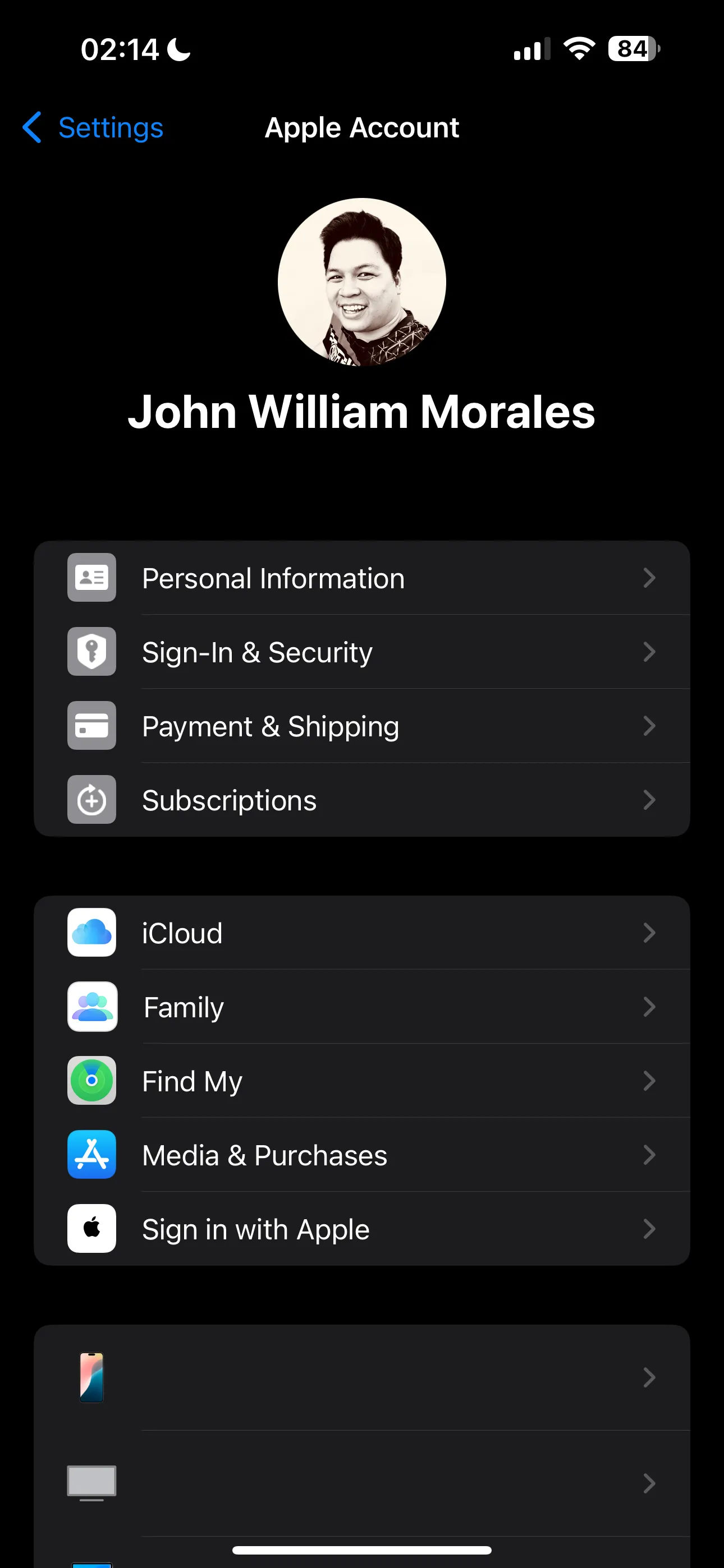 Cài đặt hồ sơ Apple ID trên iPhone, hiển thị thông tin tài khoản chính và tài khoản phụ để chuyển dữ liệu mua hàng