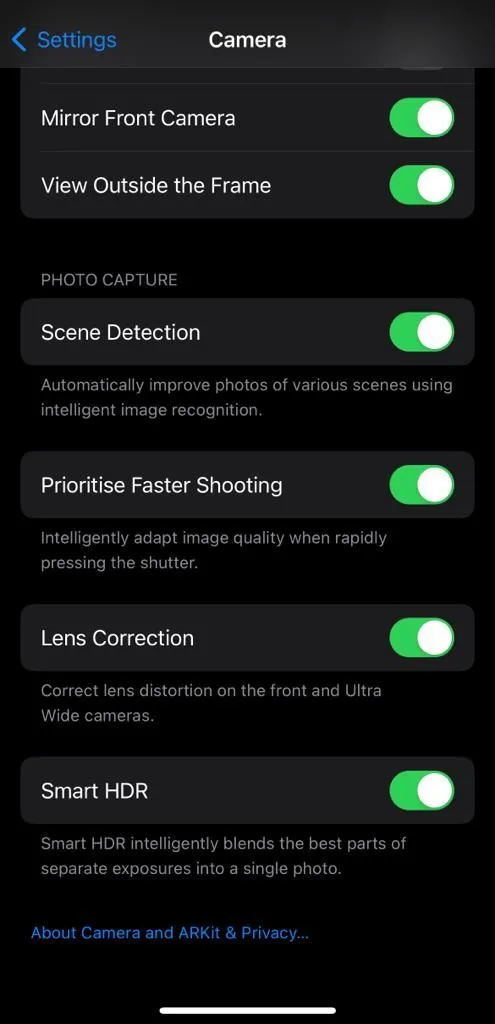 Cài đặt Smart HDR trong ứng dụng Cài đặt Camera trên iPhone, tính năng này đang bật.