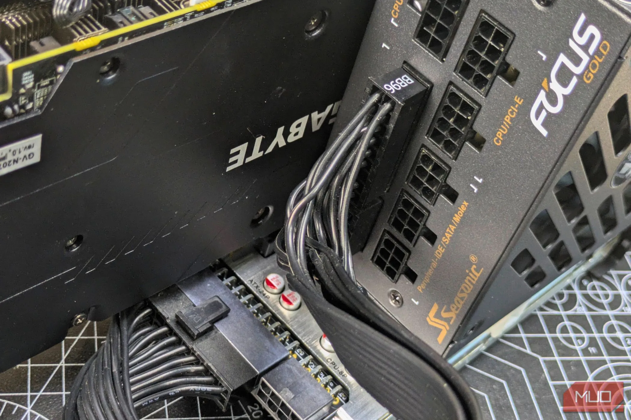 Cắm tất cả các cáp nguồn cần thiết từ PSU vào dock eGPU và card đồ họa, bao gồm 24-pin, 4+4-pin, 8-pin và 6+2 PCIe