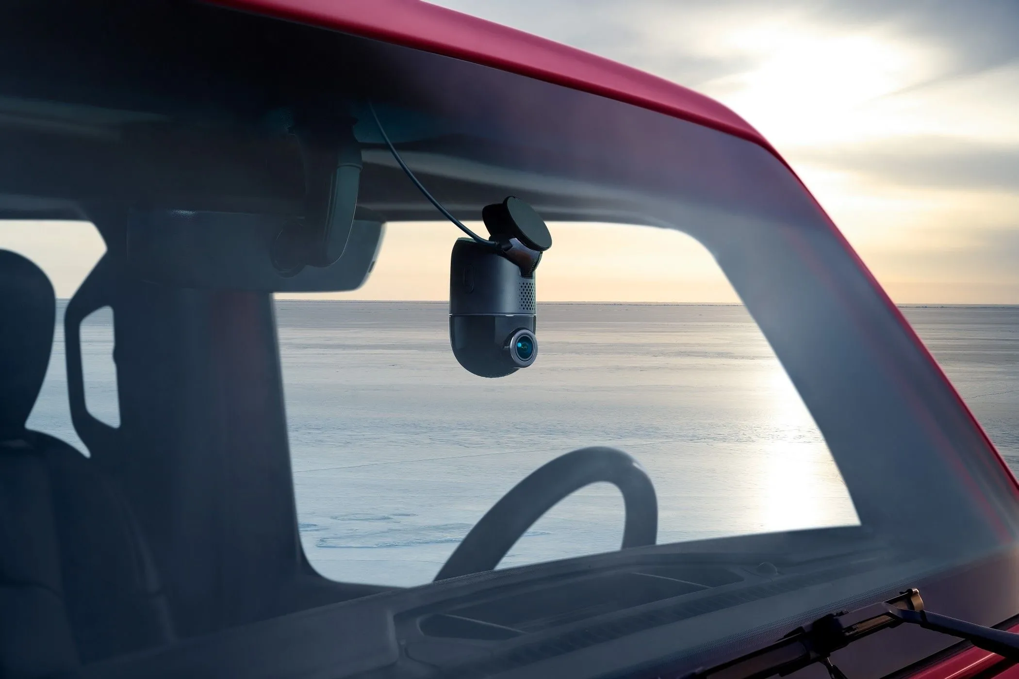 Camera hành trình 70mai 4K Omni được gắn trên xe hơi, ghi lại toàn cảnh đường đi