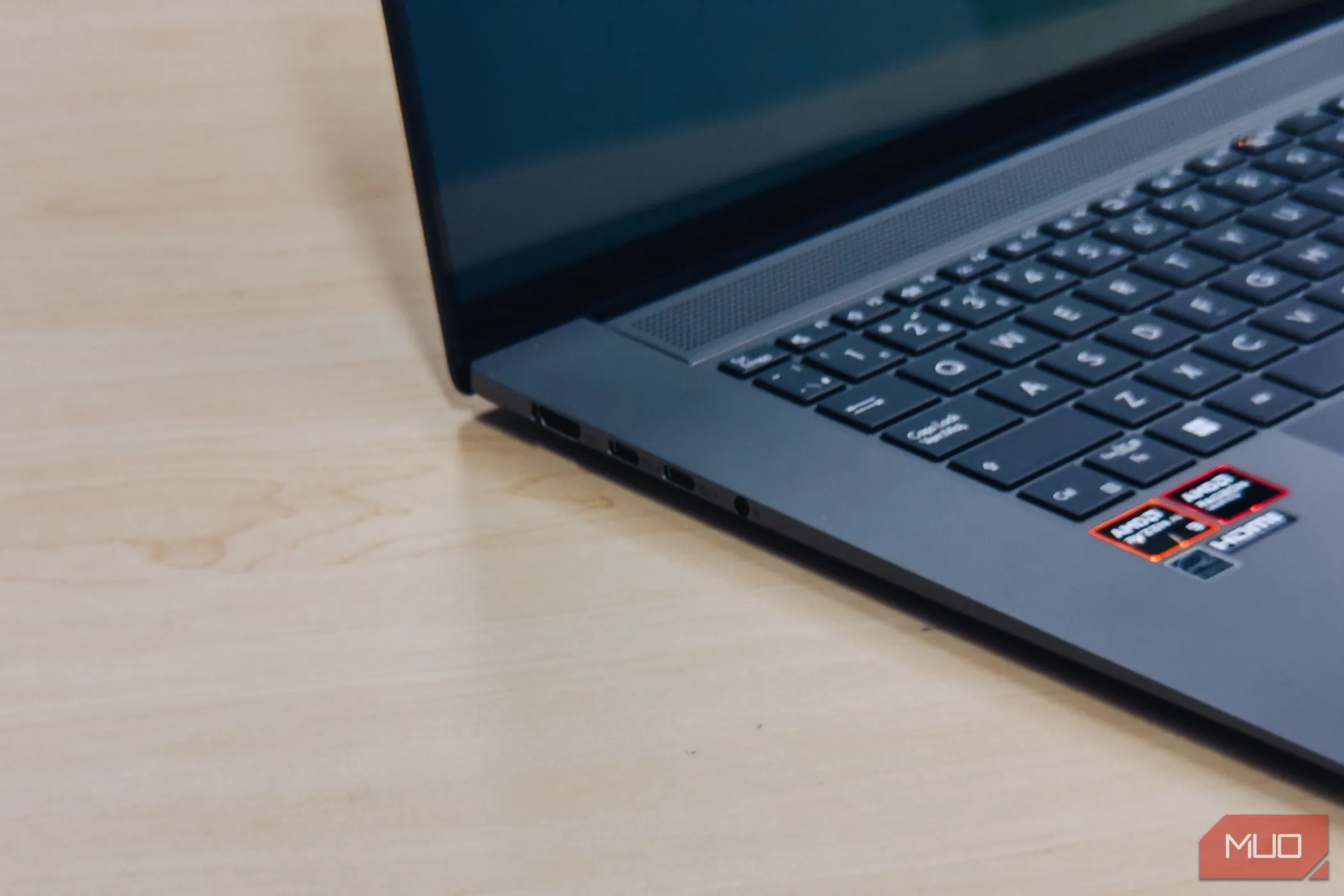 Cận cảnh các cổng kết nối đa dạng trên ASUS Zenbook S 16 OLED