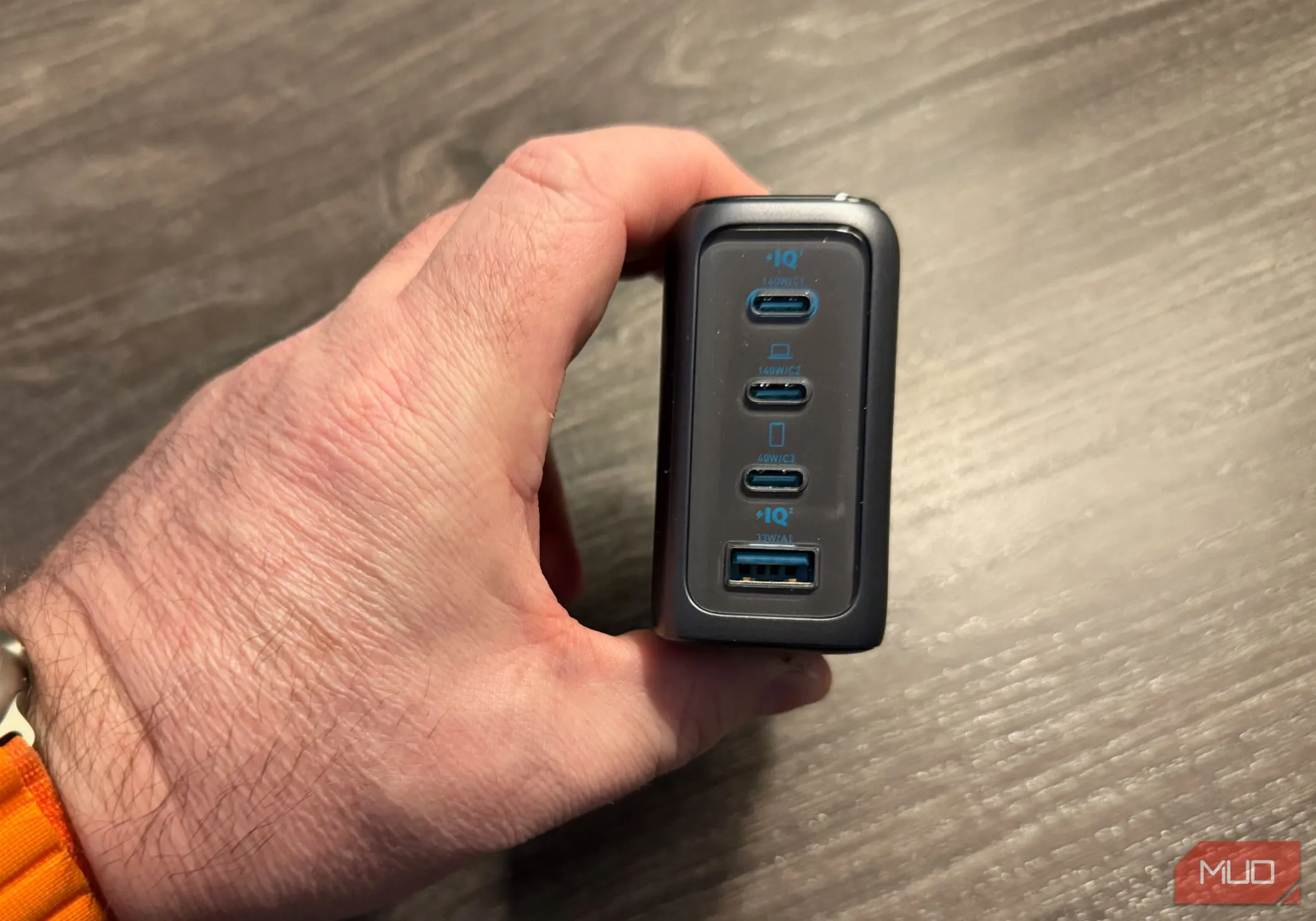 Cận cảnh các cổng sạc USB-C và USB-A được bố trí ở mặt đáy độc đáo của củ sạc Anker 140W