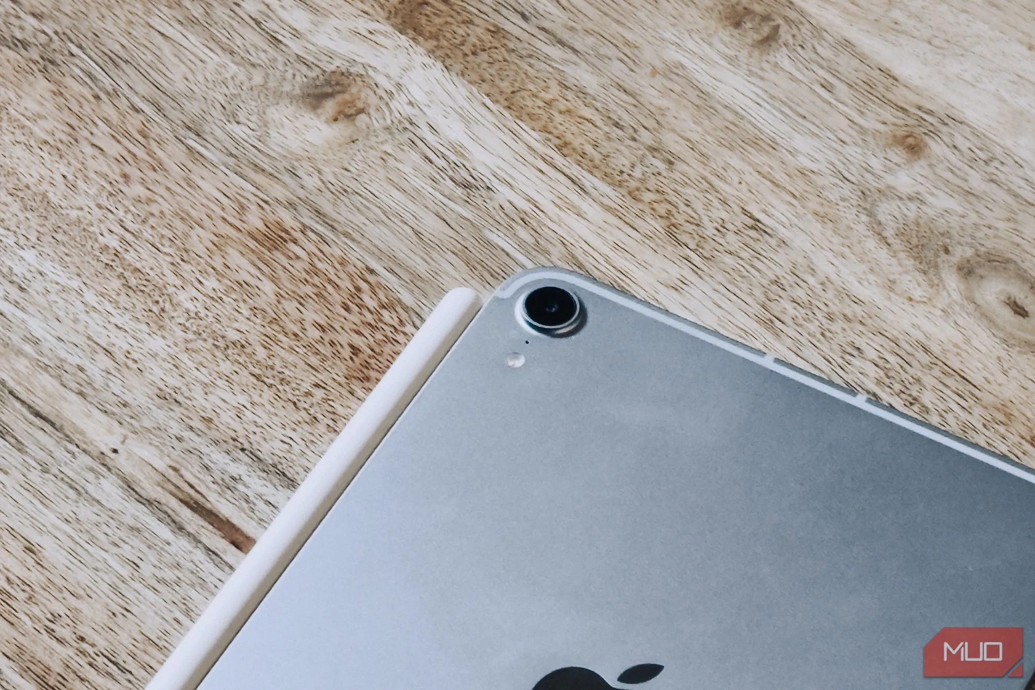 Cận cảnh camera sau 12MP của iPad Mini (A17 Pro)