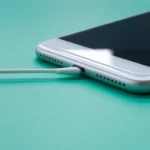 Cận cảnh cổng sạc điện thoại Samsung đang được làm sạch bằng tăm bông để loại bỏ độ ẩm