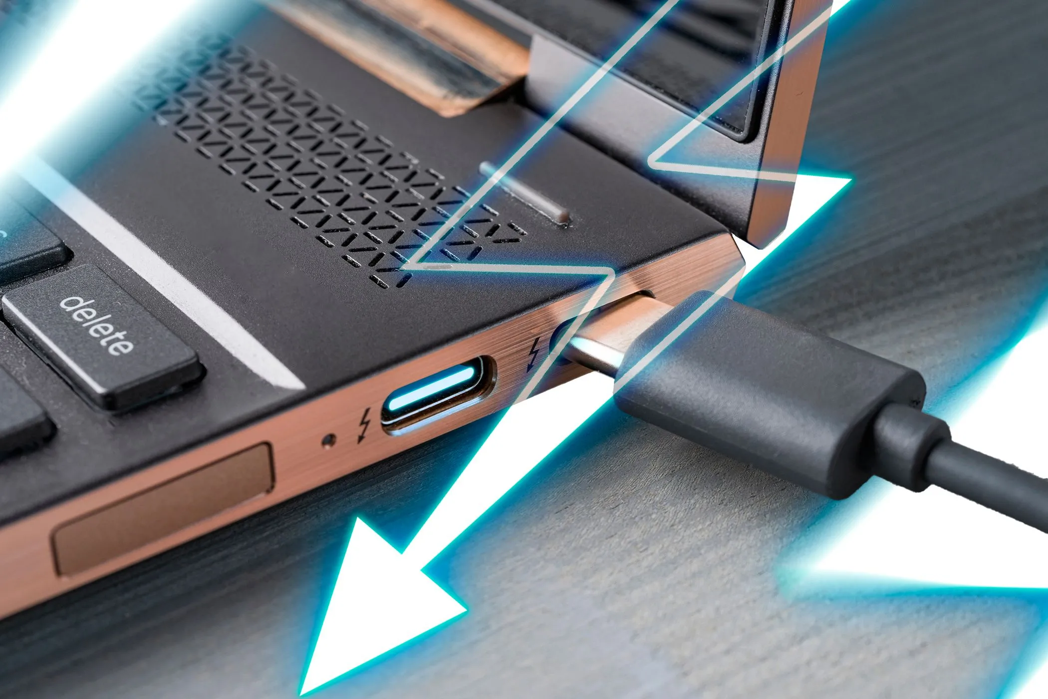 Cận cảnh cổng Thunderbolt USB-C trên laptop, minh họa các chuẩn kết nối hiện đại