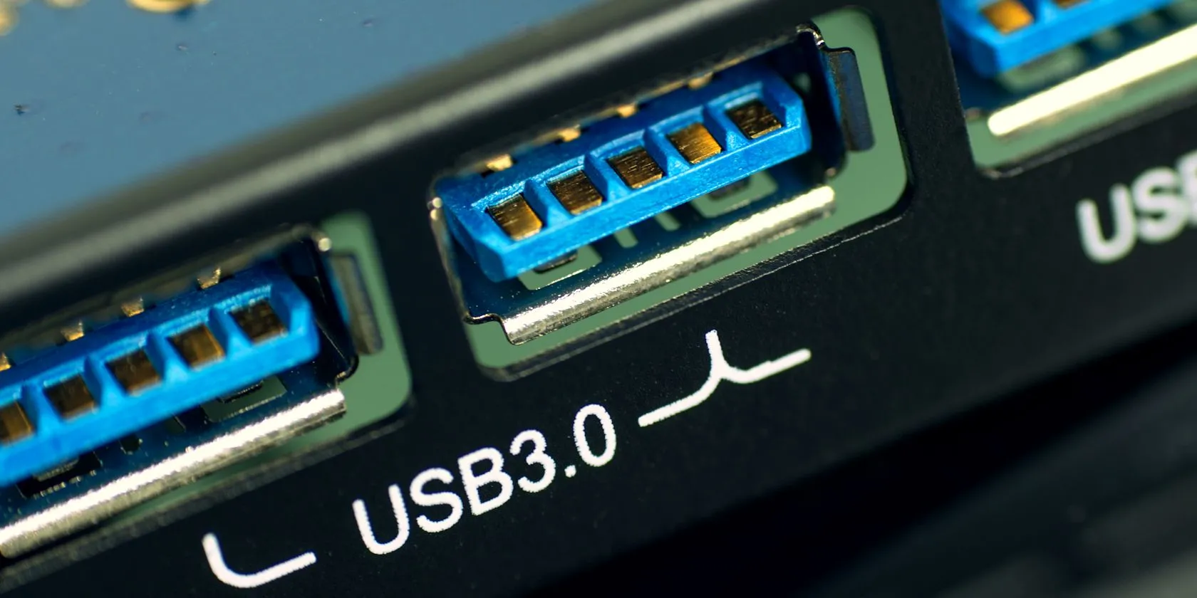 Cận cảnh cổng USB 3.0 trên router, cho thấy khả năng kết nối thiết bị lưu trữ ngoài như ổ cứng SSD hoặc HDD để tạo NAS