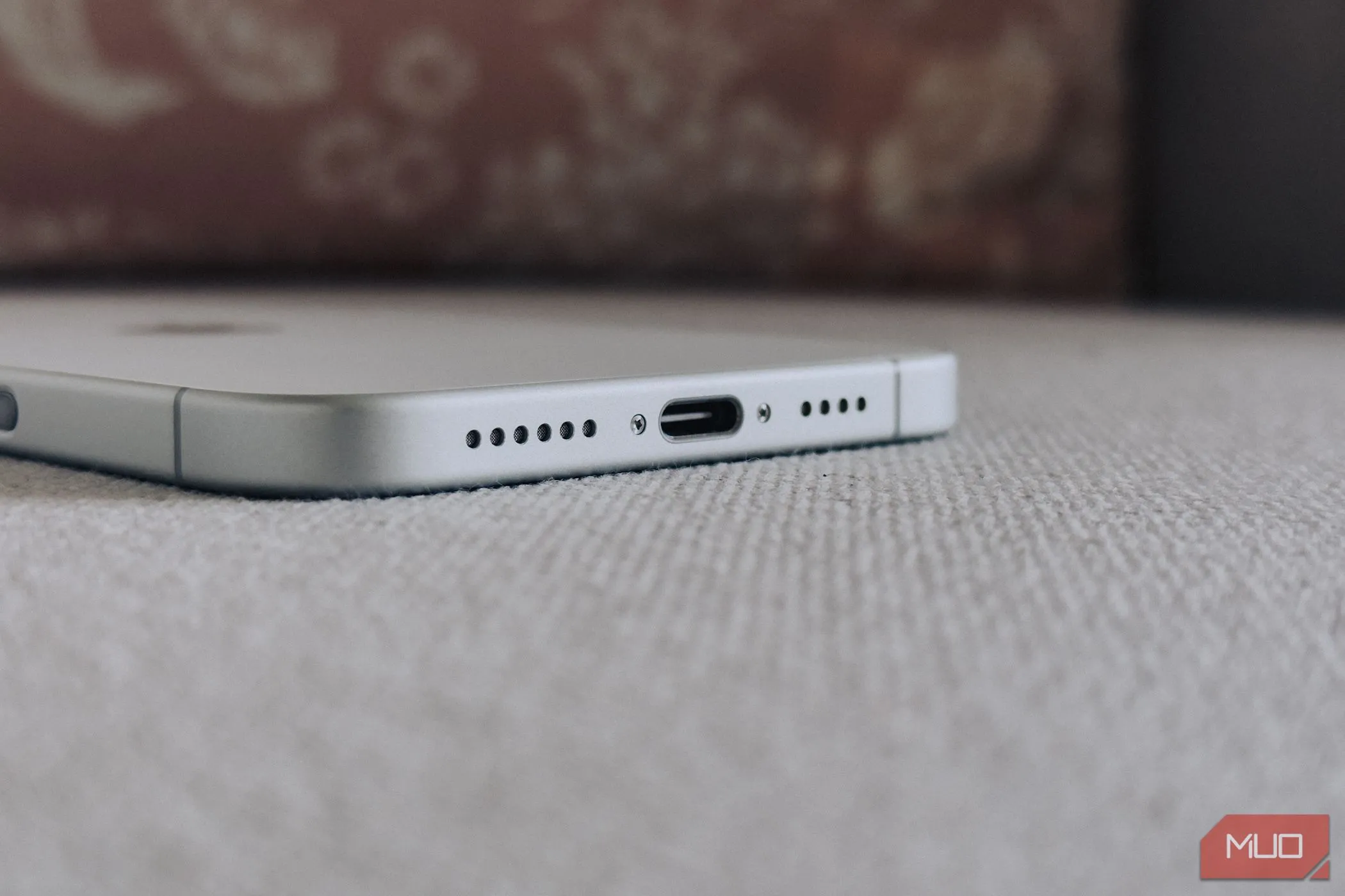 Cận cảnh cổng USB-C và loa ngoài trên iPhone 16 Plus, vị trí kiểm tra âm thanh