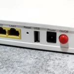 Cận cảnh cổng USB trên bộ định tuyến Wi-Fi, minh họa cho việc bảo trì và kết nối thiết bị.