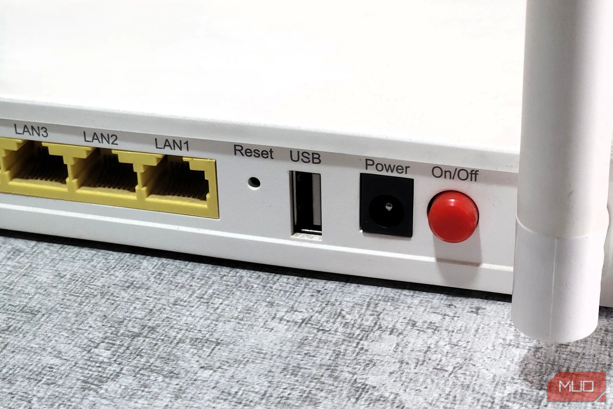 Cận cảnh cổng USB trên bộ định tuyến Wi-Fi, minh họa cho việc bảo trì và kết nối thiết bị.