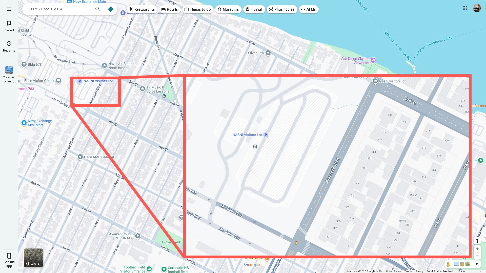 Cận cảnh Đại lộ Alameda ở Coronado, California, hiển thị khu vực dân cư và quân sự với các màu xám và đường xám trên Google Maps