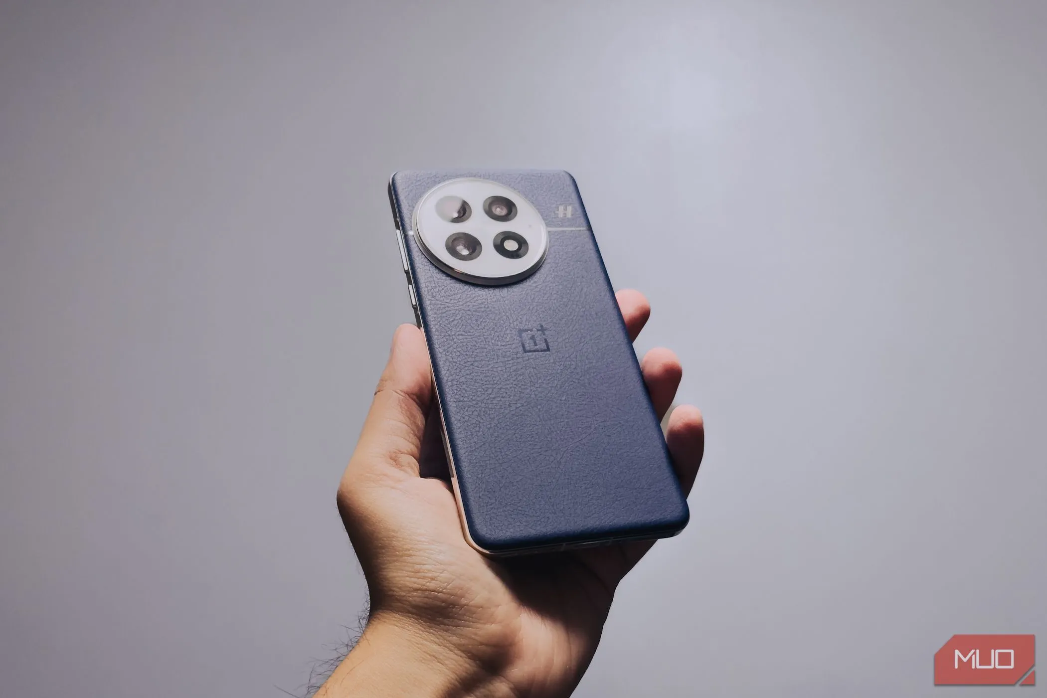 Cận cảnh OnePlus 13 trong lòng bàn tay, thể hiện cảm giác cầm chắc chắn.