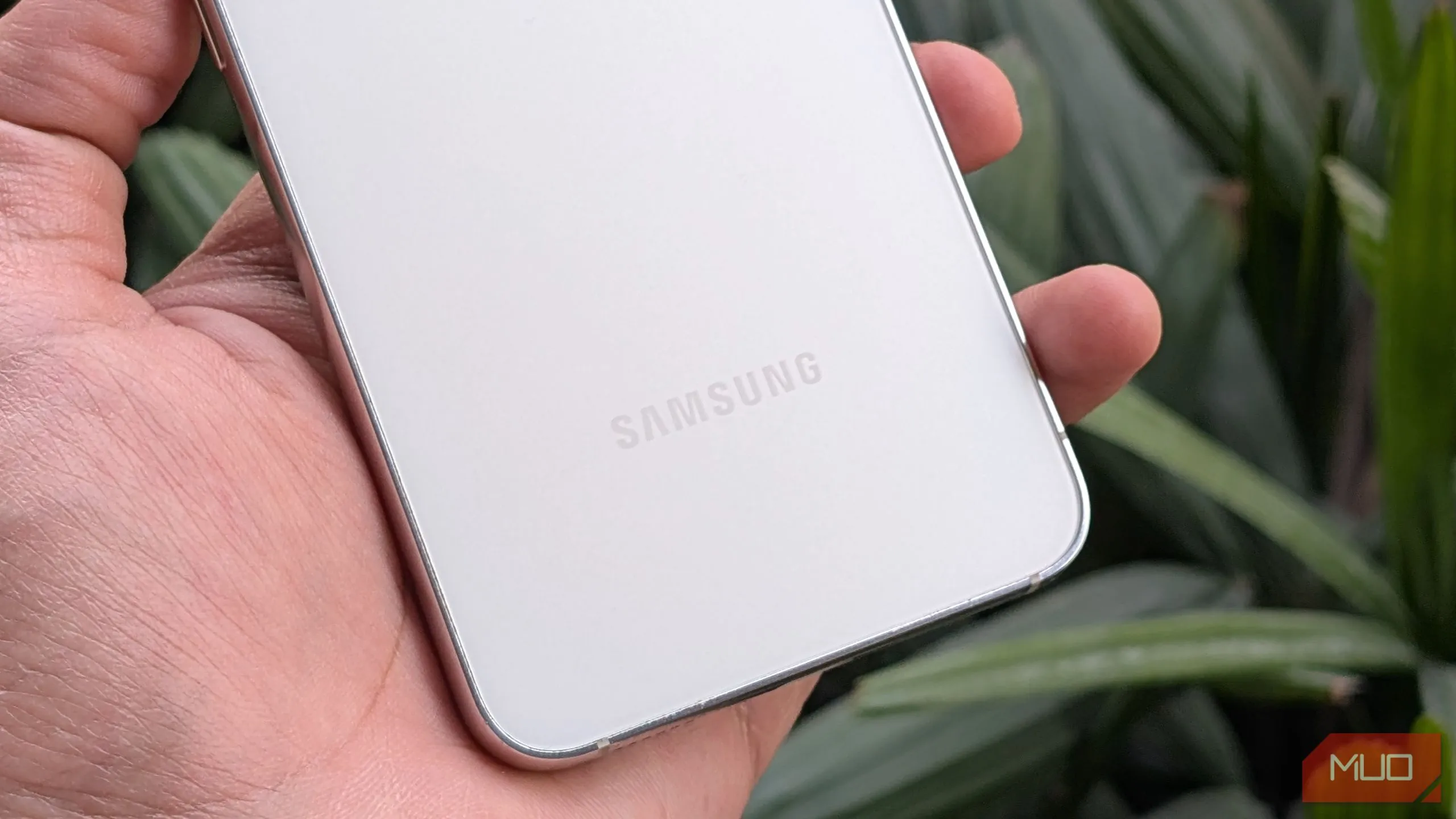 Cận cảnh Samsung Galaxy S23 trong tay, nhấn mạnh độ bền và cam kết hỗ trợ phần mềm dài hạn