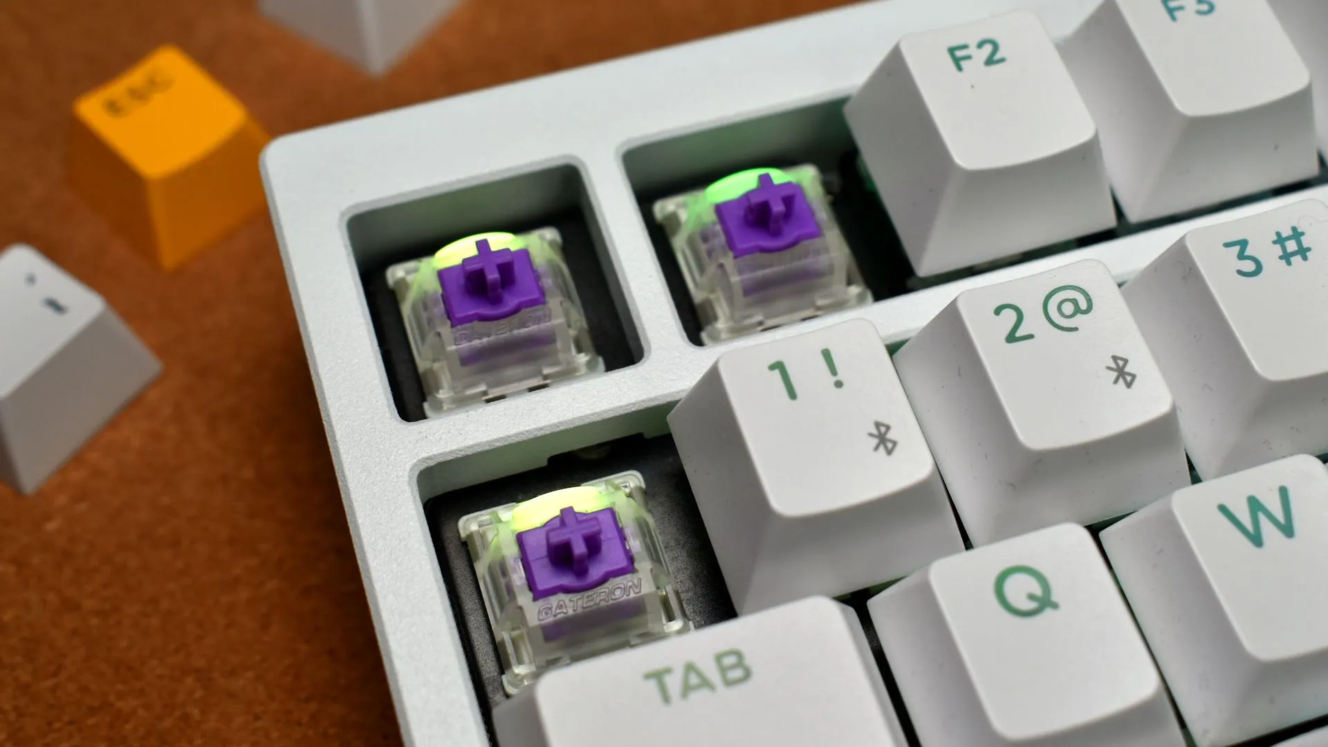 Cận cảnh switch Gateron Double-Rail Magnetic Nebula trên bàn phím Lemokey P1 HE.