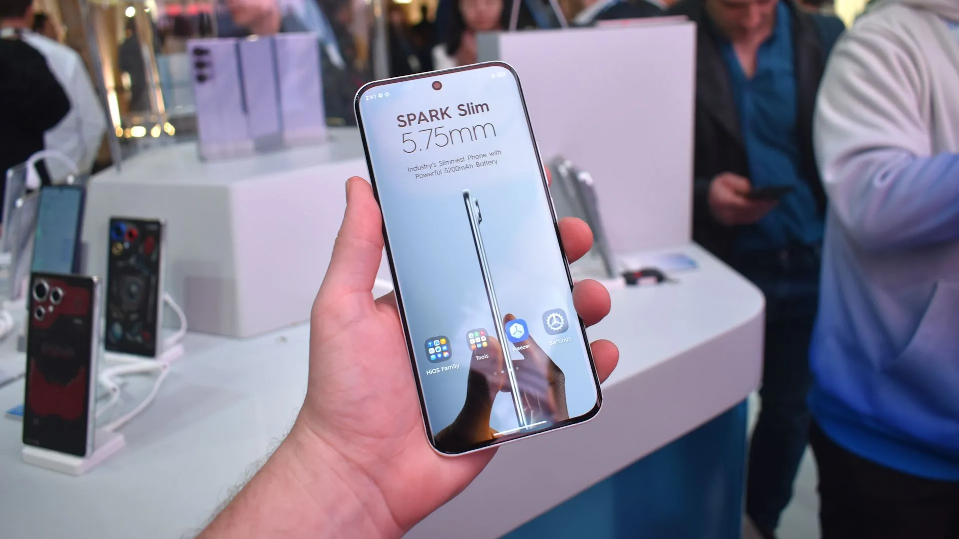 Cận cảnh thiết kế mặt trước và viền siêu mỏng của Tecno Spark Slim tại MWC 2025.