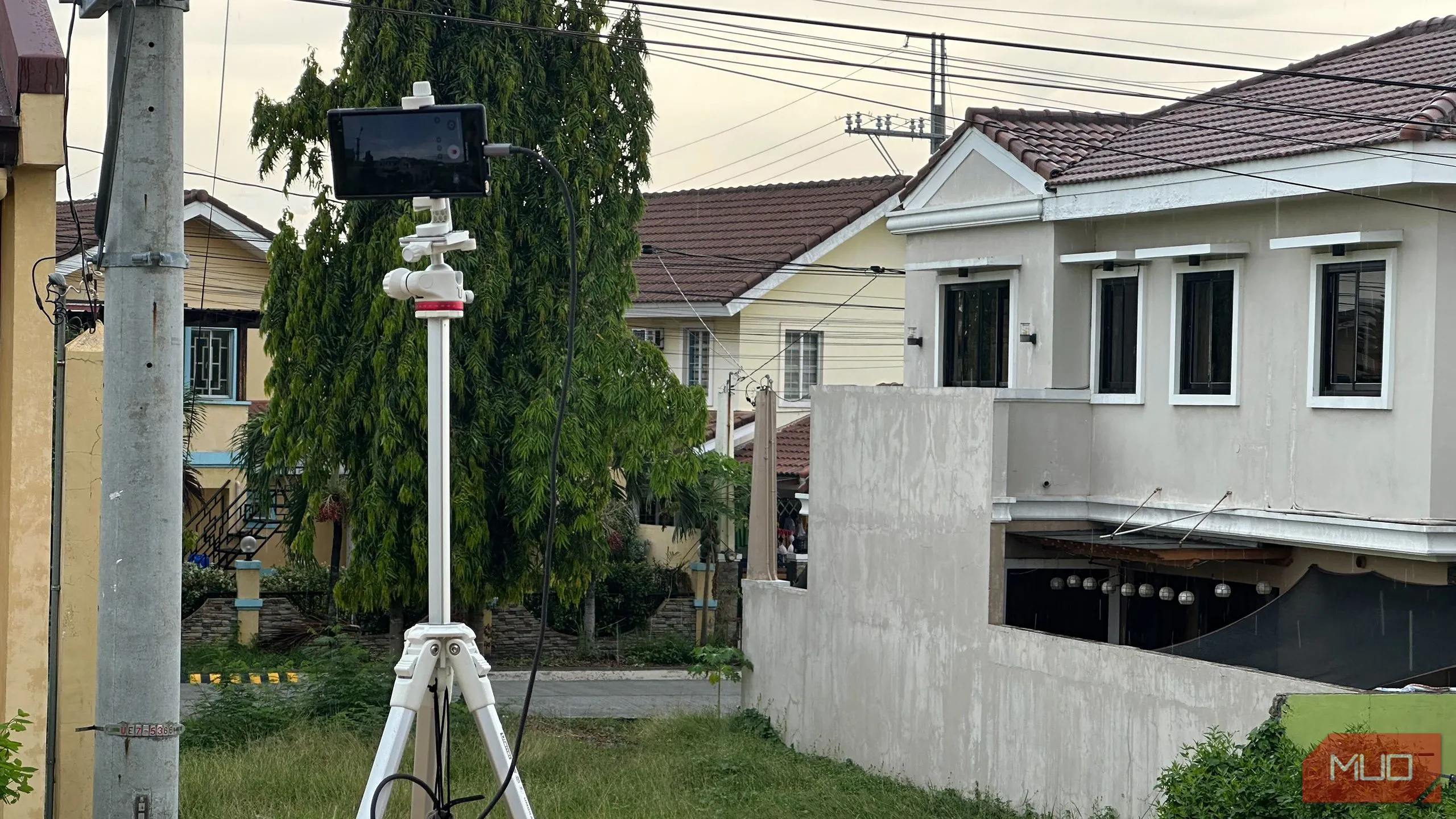 Cảnh quay timelapse qua ban công, thể hiện cách bố trí điện thoại trên tripod để ghi lại khung cảnh chuyển động của thời gian.