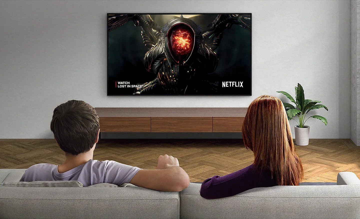 Cặp đôi đang xem Netflix trên TV Mini-LED Sony Bravia trong phòng khách có ánh sáng tự nhiên