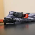 Cáp Ethernet Cat 8 cuộn tròn trên bàn, biểu tượng cho kết nối mạng dây tốc độ cao và ổn định trong gia đình.
