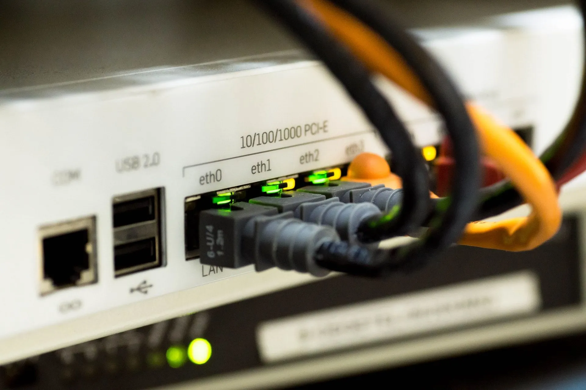 Cáp Ethernet kết nối với cổng mạng trên modem hoặc router